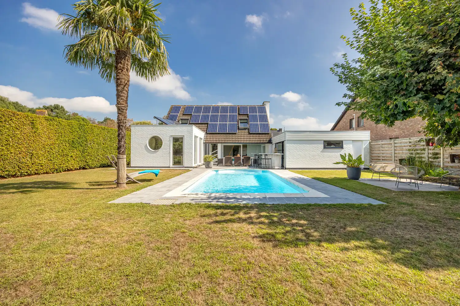 Karaktervolle villa met prachtige tuin en zwembad in doodlopende straat foto {{pictureIndex}}