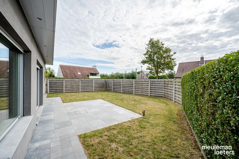 Eigentijdse woning met garage en beroepsgedeelte foto 18