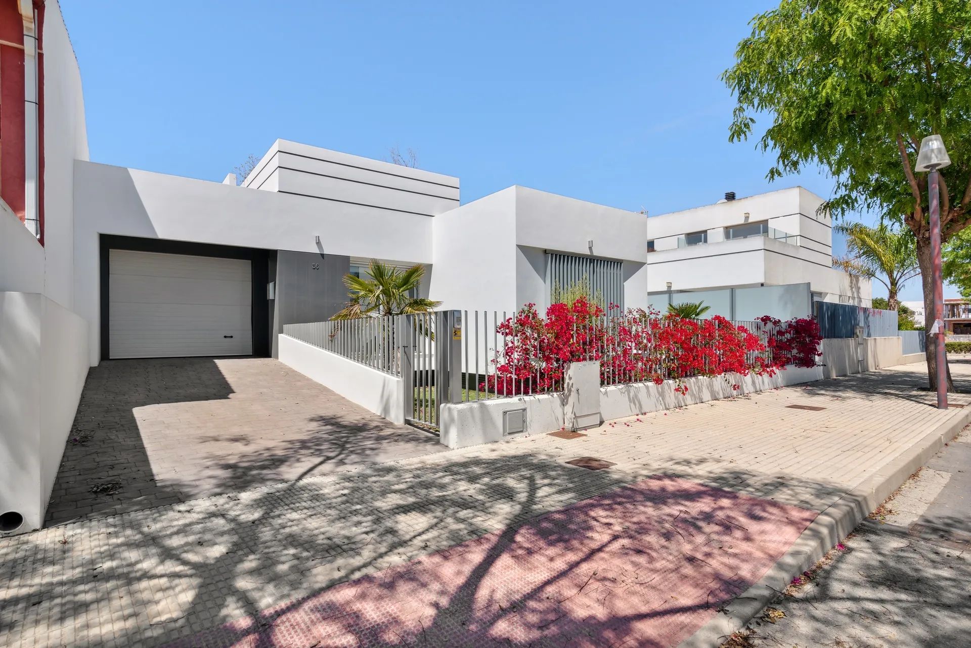 Luxe moderne villa - volledig gemeubileerd, met kelder. Mis deze kans niet! foto 3