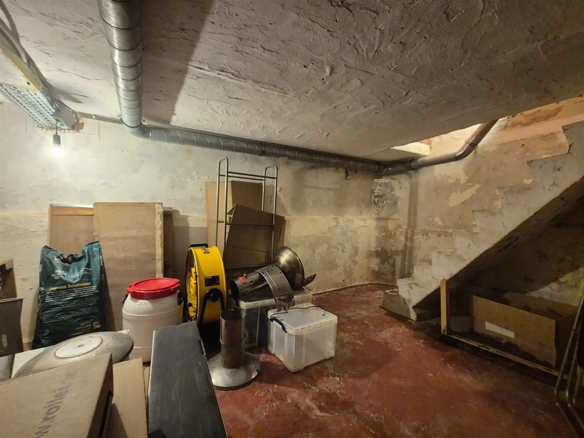 Gelijkvloerse kantoorruimte met kelder en terras. foto 23