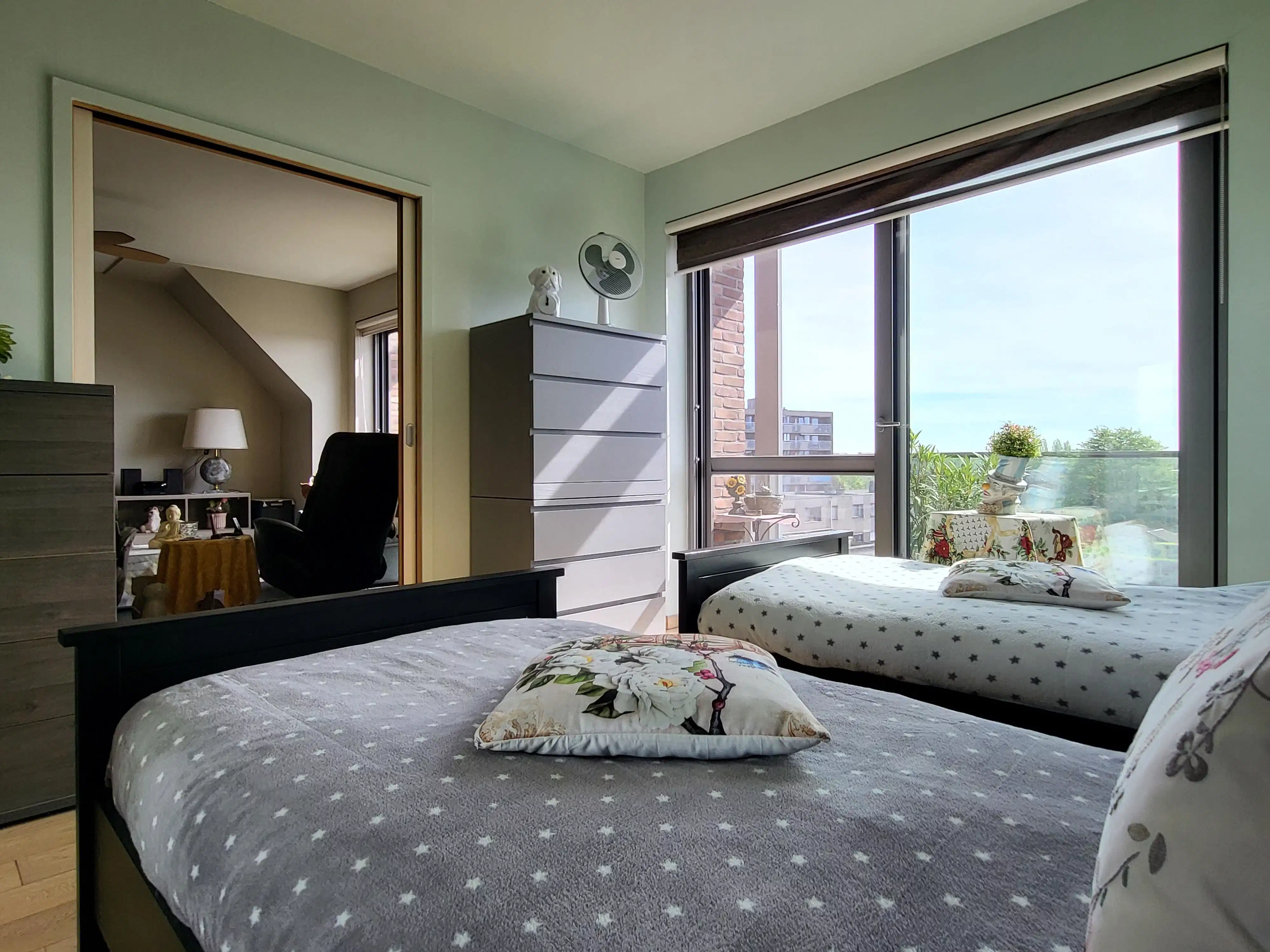 Instapklaar en energiezuinig appartement (66 m²) met zuidgerichte terrassen, ideaal gelegen in een rustige dorpsomgeving op wandelafstand van winkels, openbaar vervoer en scholen.  foto 18