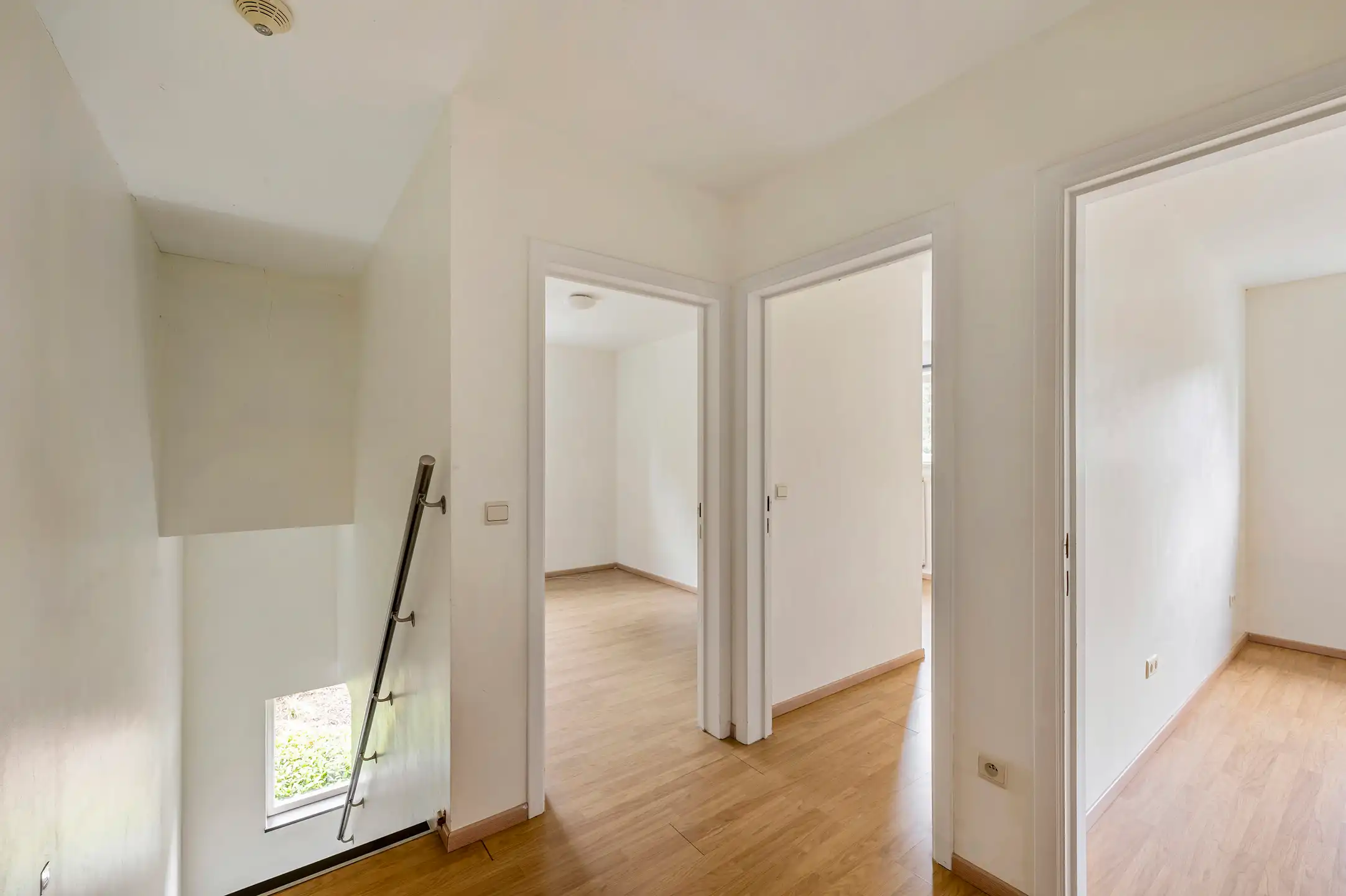 Ruime en lichtrijke gezinswoning met 3 slaapkamers, dressing bureau en aangename tuin foto 13