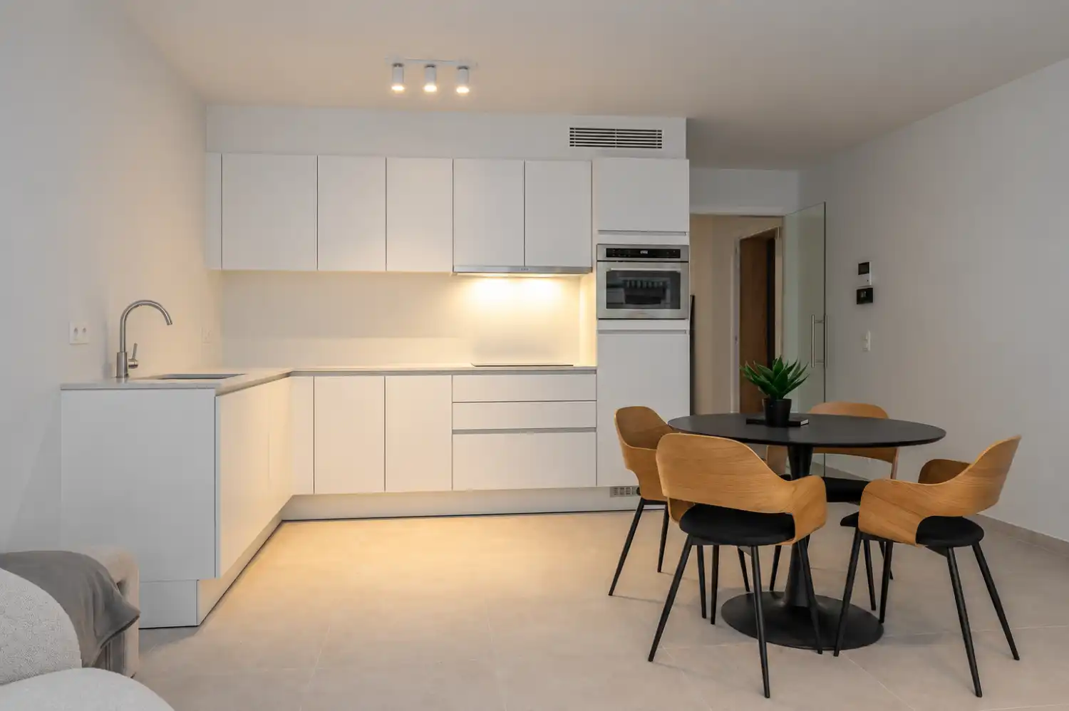 Nieuwbouwappartement met 2 slaapkamers te koop in het hartje van Oostende foto 3