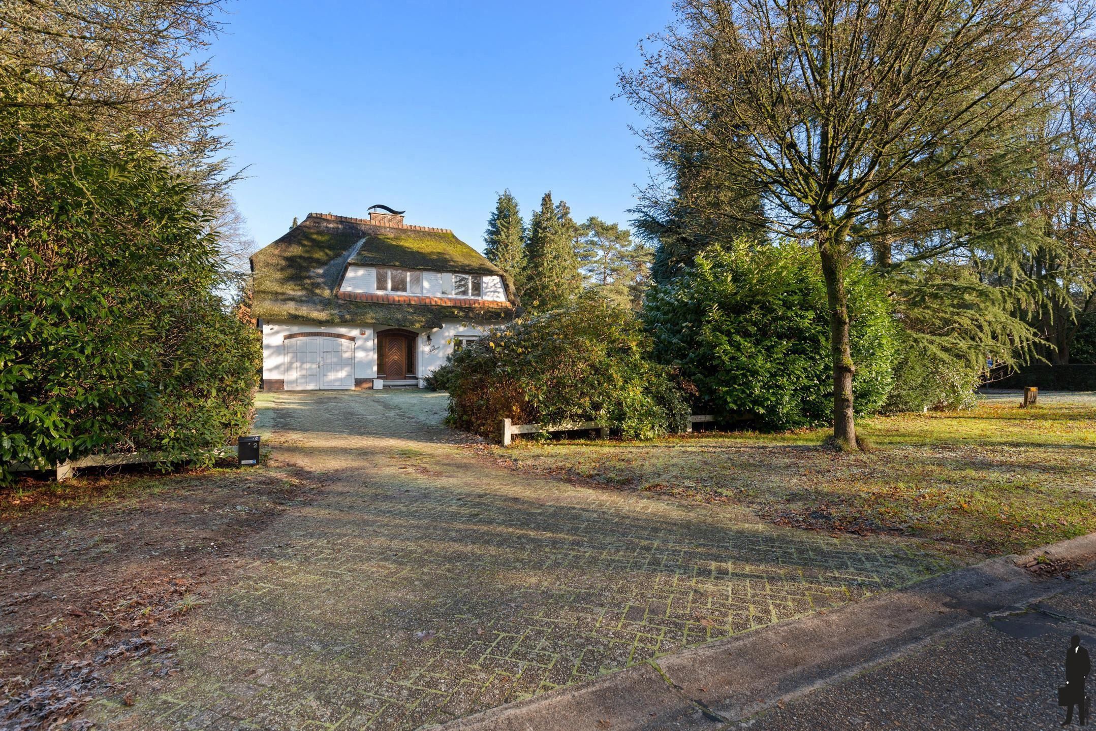Bouwgrond met een af te breken woning foto 2