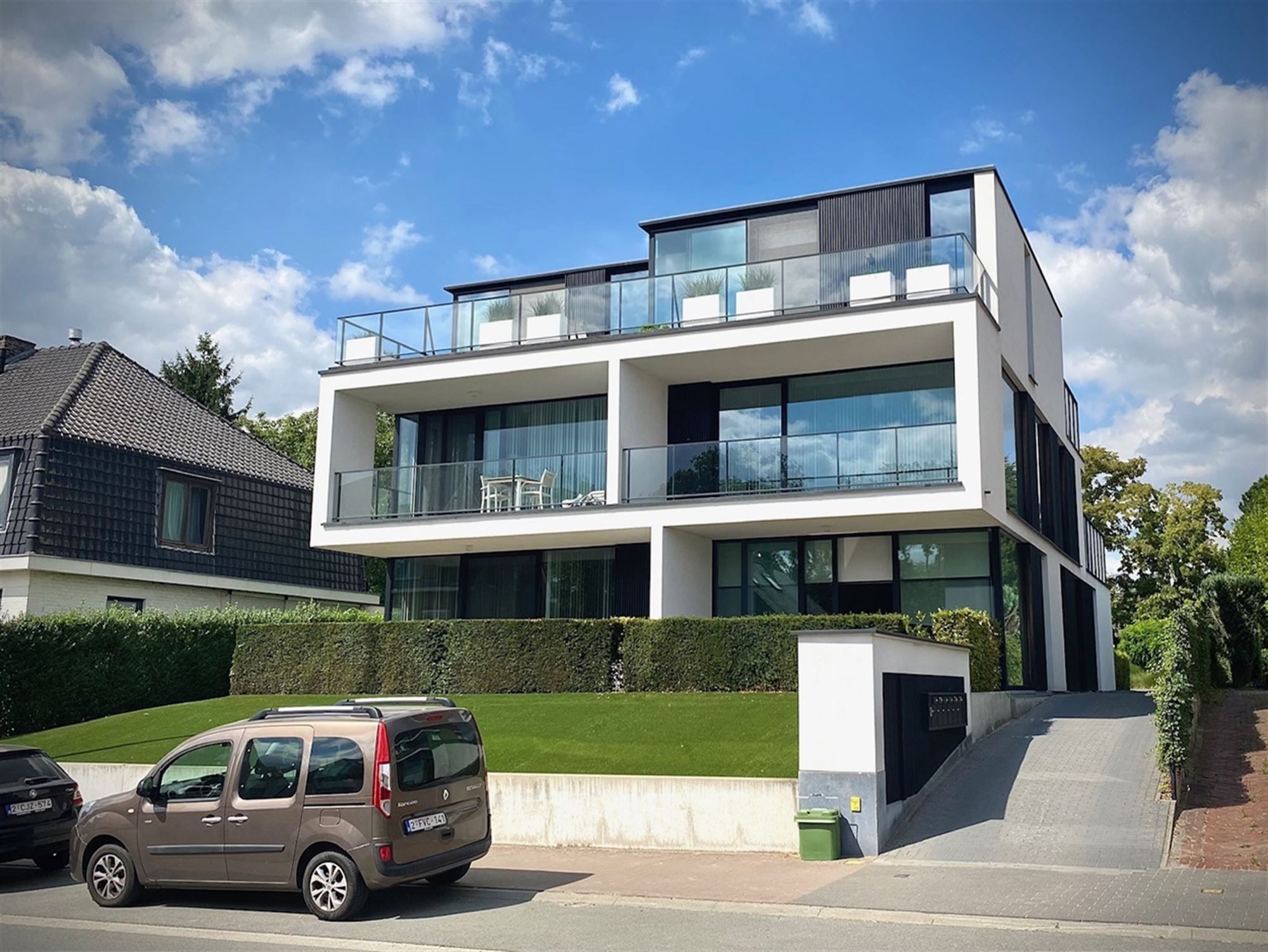 Instapklaar APPARTEMENT (1ste verdieping) met 2 slaapkamers, ruime terrassen (2), garage  & autostaanplaats  foto {{pictureIndex}}