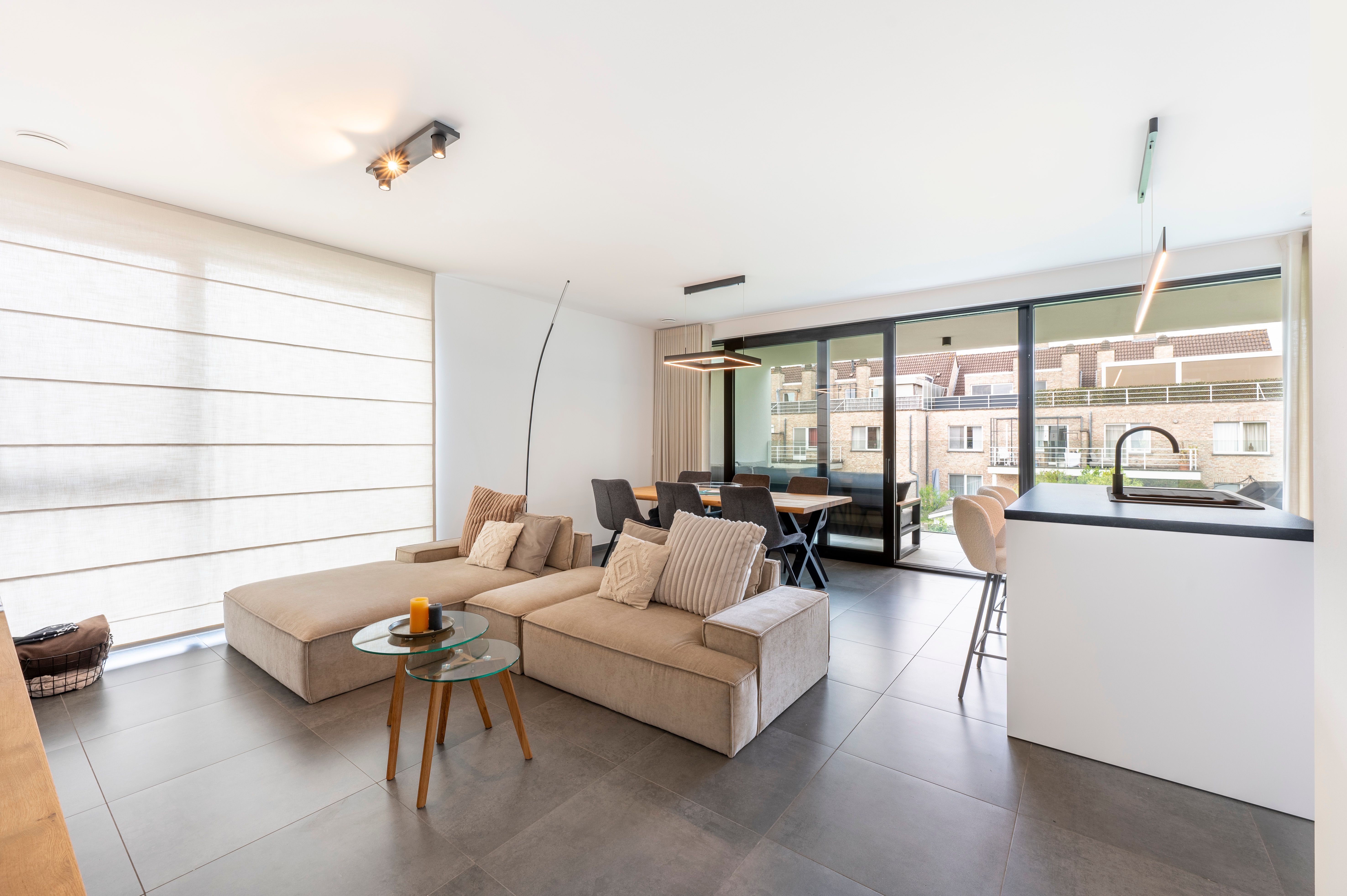 Instapklaar nieuwbouwappartement met 2 staanplaatsen en kelderberging in Brecht! foto 7