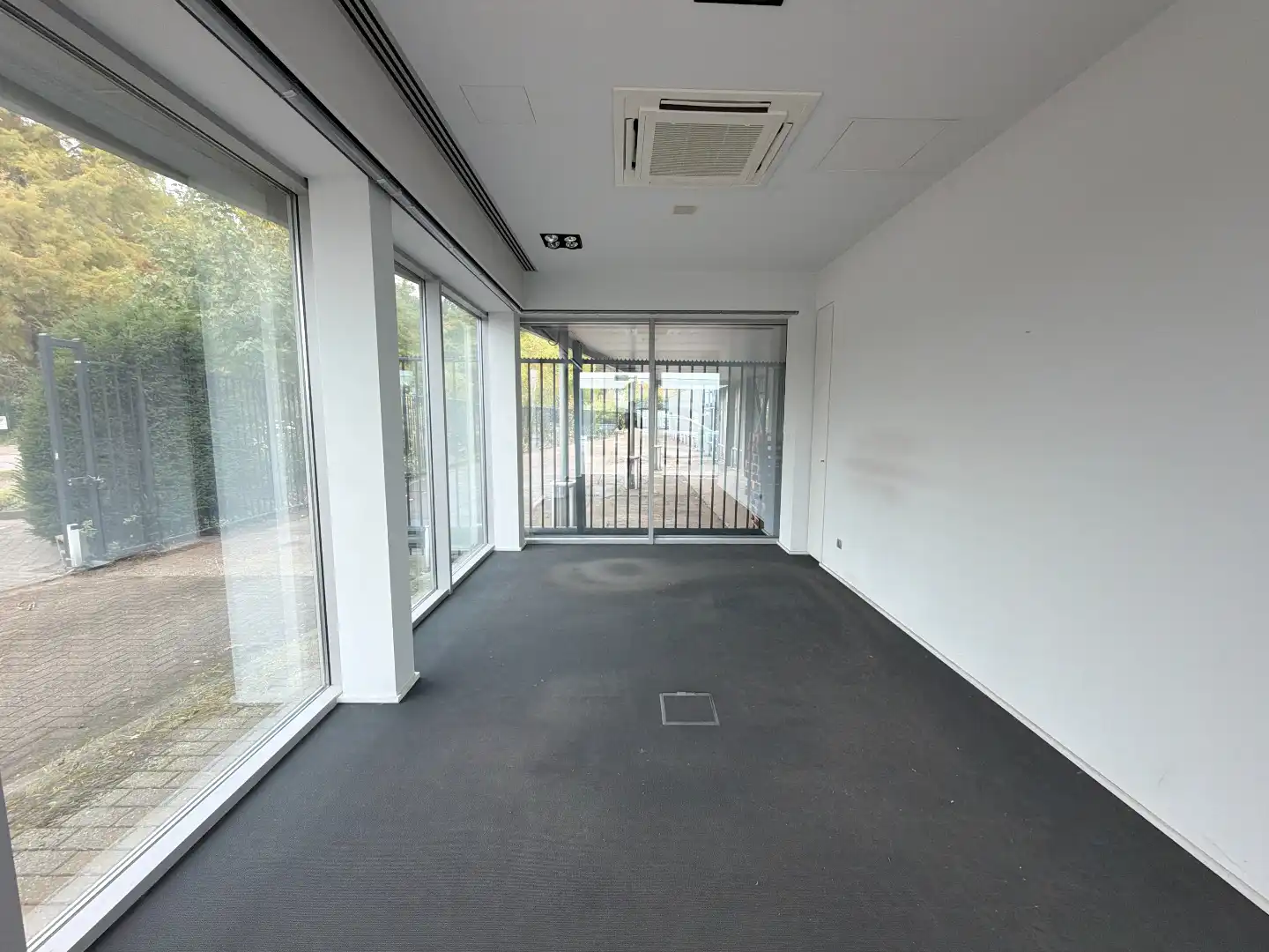 Magazijn met kantoren en buitenopslag te huur in Wilrijk foto 8