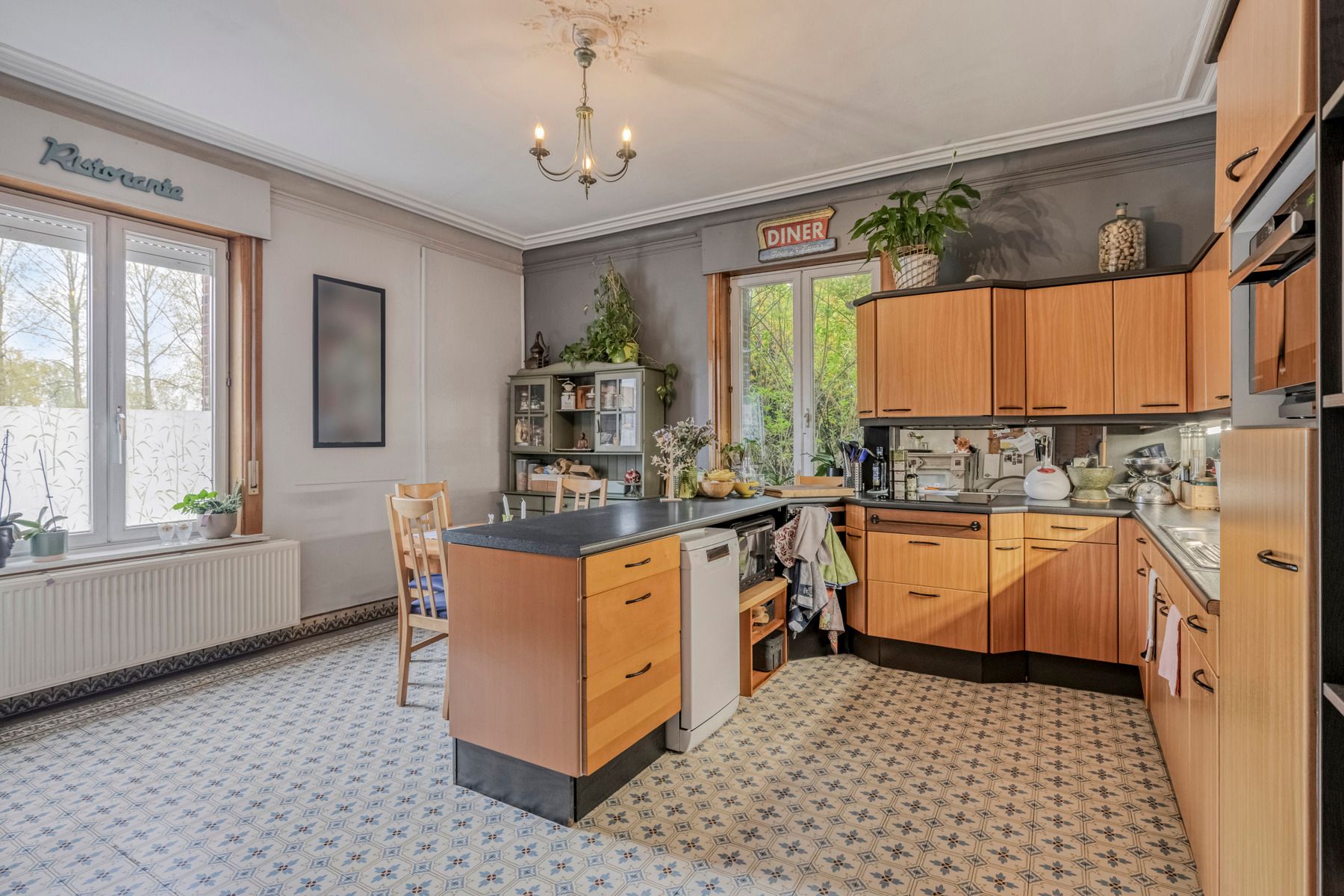 Ruime woning met aanpalende loods op toplocatie. foto 10