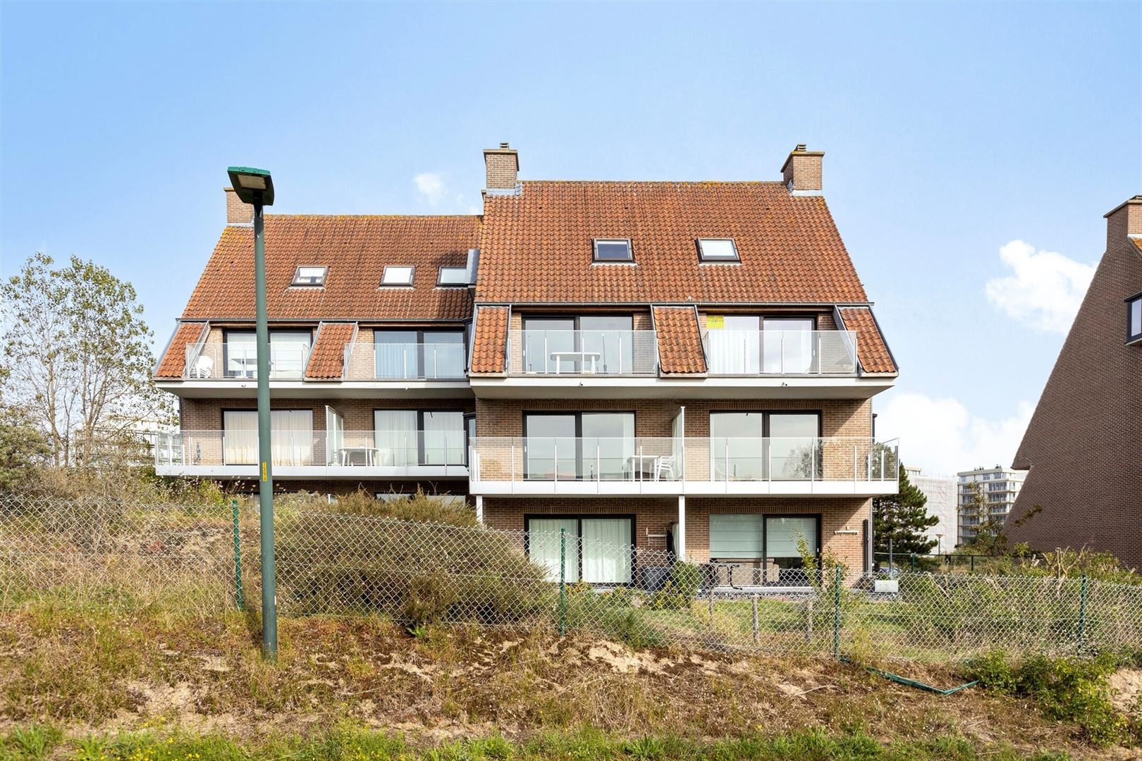 Prachtig gelegen appartement met riant zongericht terras en zicht op duinen aan zeer aantrekkelijke prijs foto 3