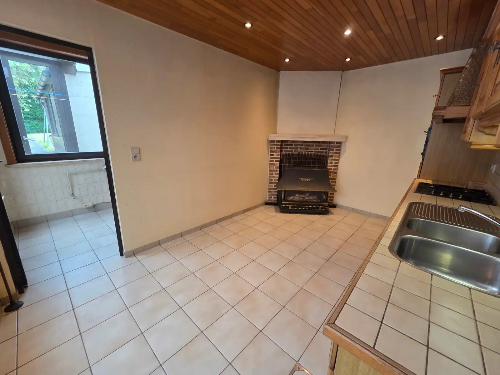 Goedgelegen woning met garage en mooie tuin foto 11