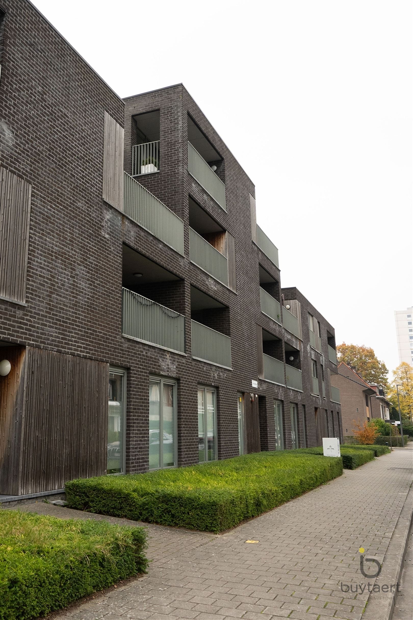 RUIME EN LICHTRIJKE PRAKTIJK IN GELIJKVLOERSAPPARTEMENT MET PRIVÉ-TUIN foto 39