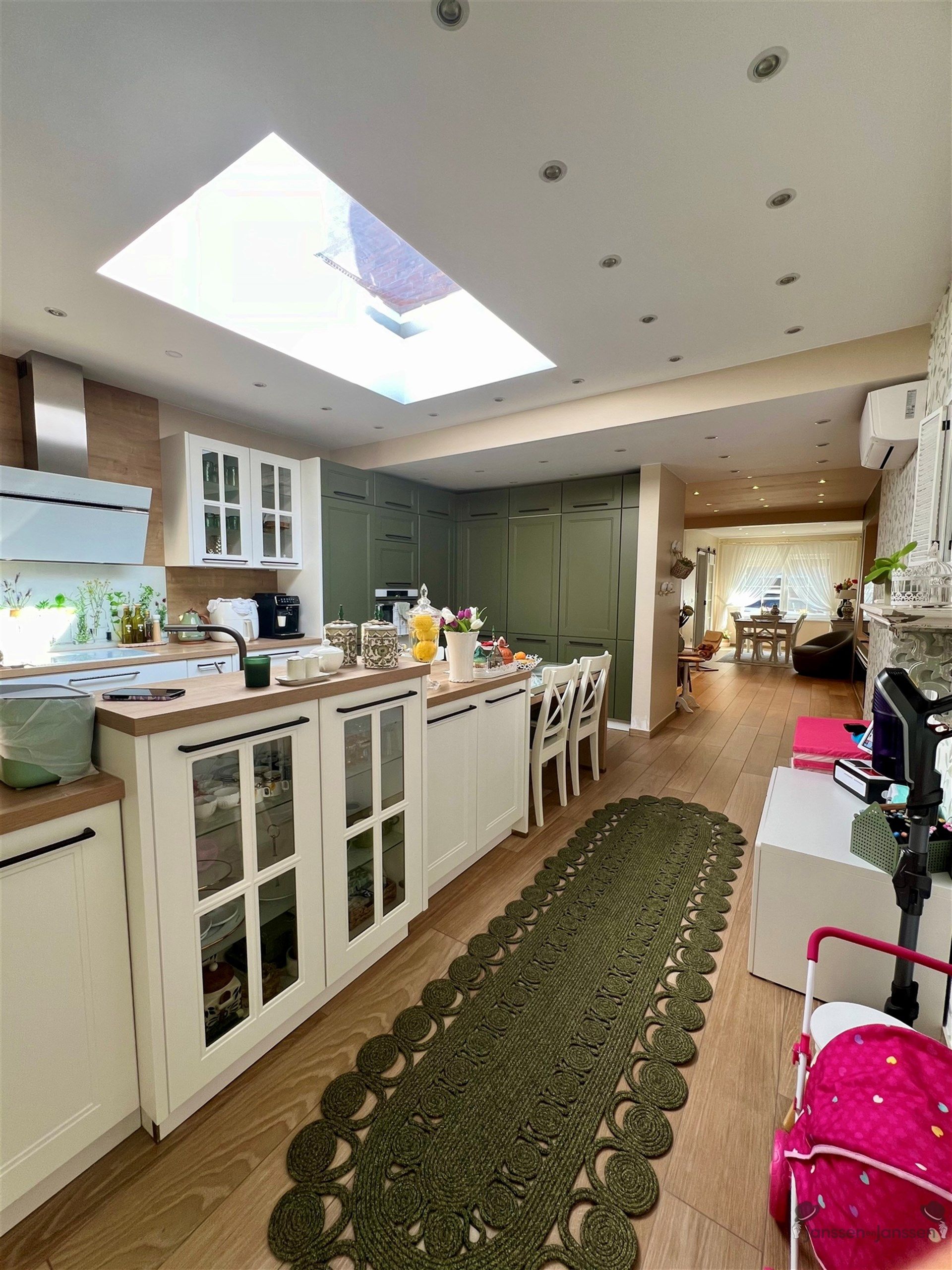 Gerenoveerde rijwoning met 3 slaapkamers & tuin foto 7