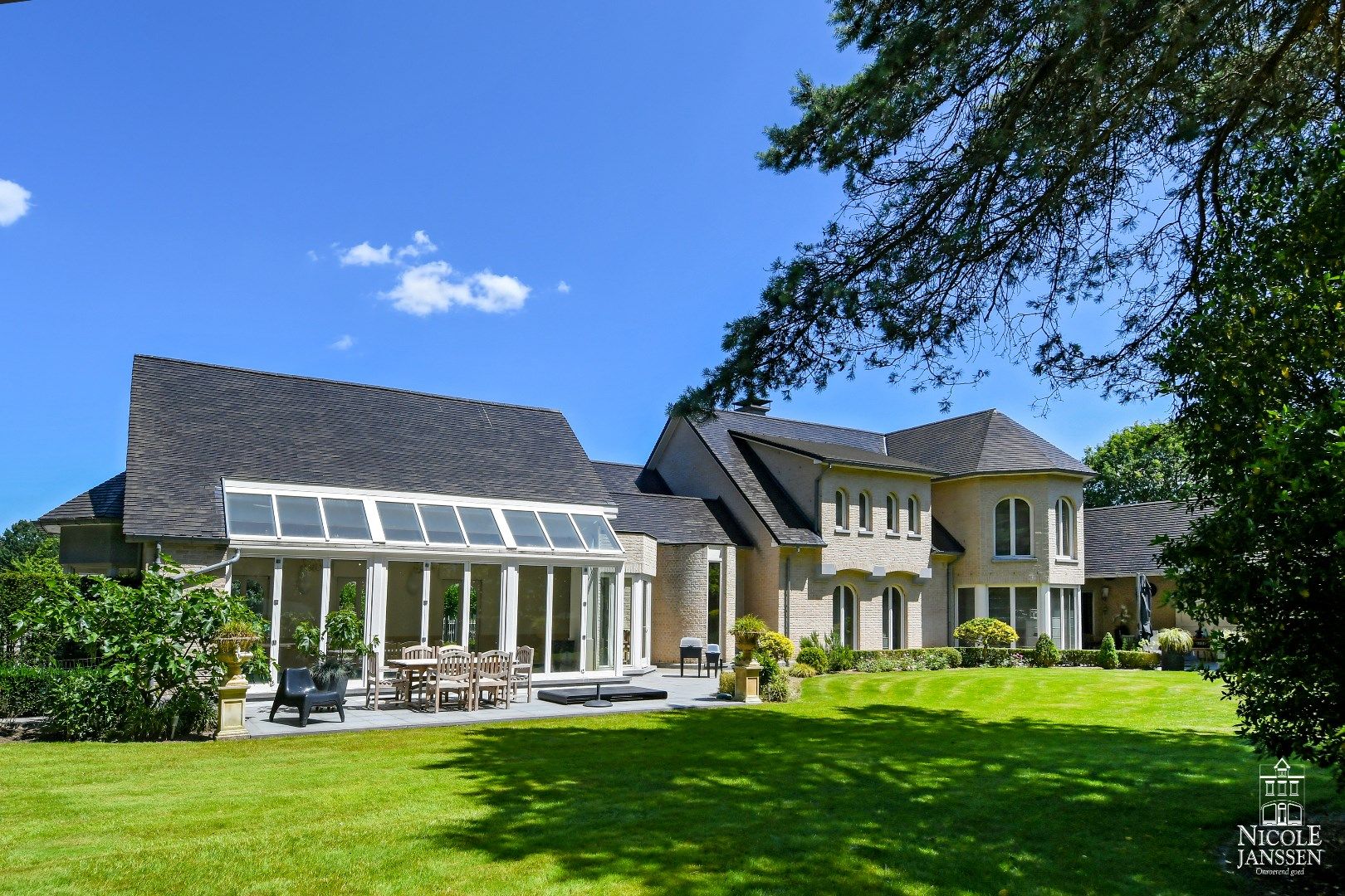 Exclusieve en ruim ingedeelde villa met prachtige tuin in residentiële buurt foto {{pictureIndex}}