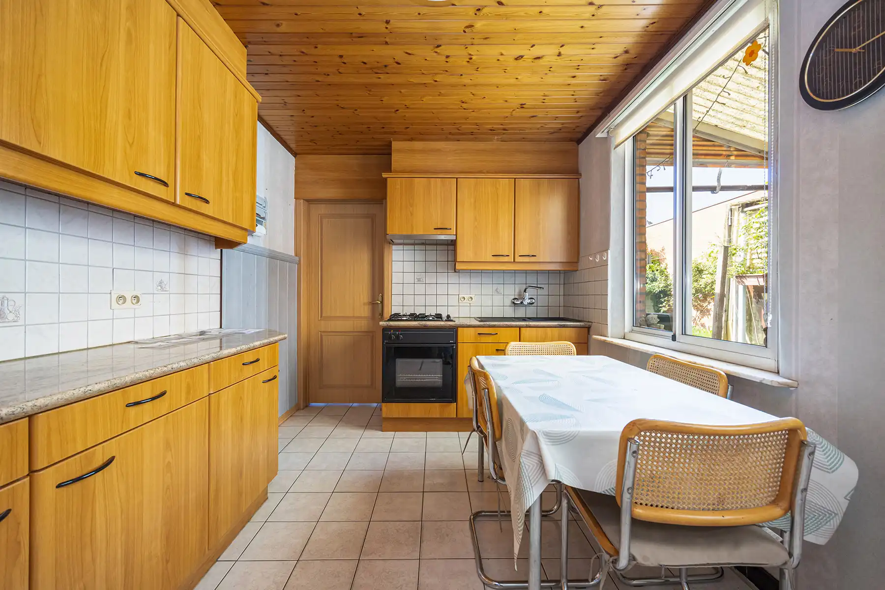 CENTRAAL GELEGEN WONING MET ZONNIGE TUIN EN STERK POTENTIEEL foto 7
