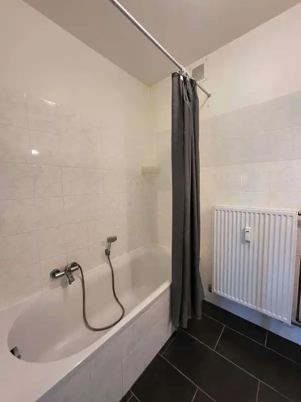 Ruim 2-slaapkamerappartement + Autostandplaats te huur in Assebroek Brugge foto 6