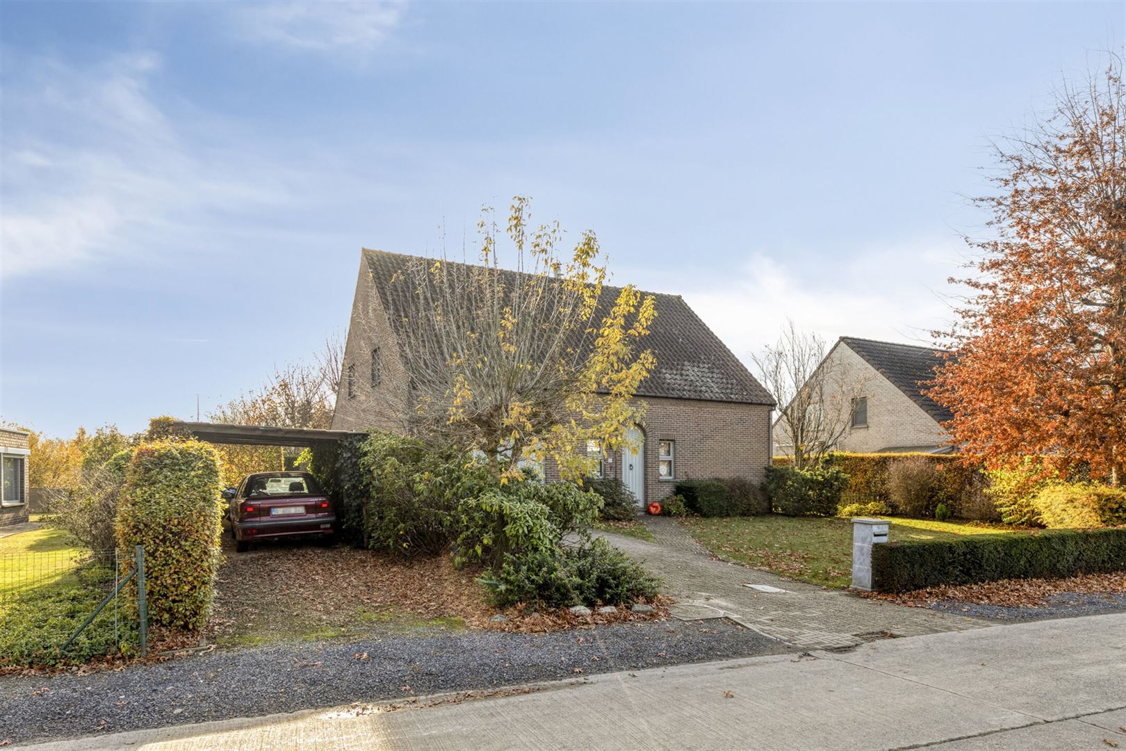 Goed onderhouden open bebouwing gelegen op 1.170 m² met 4 slaapkamers. foto {{pictureIndex}}