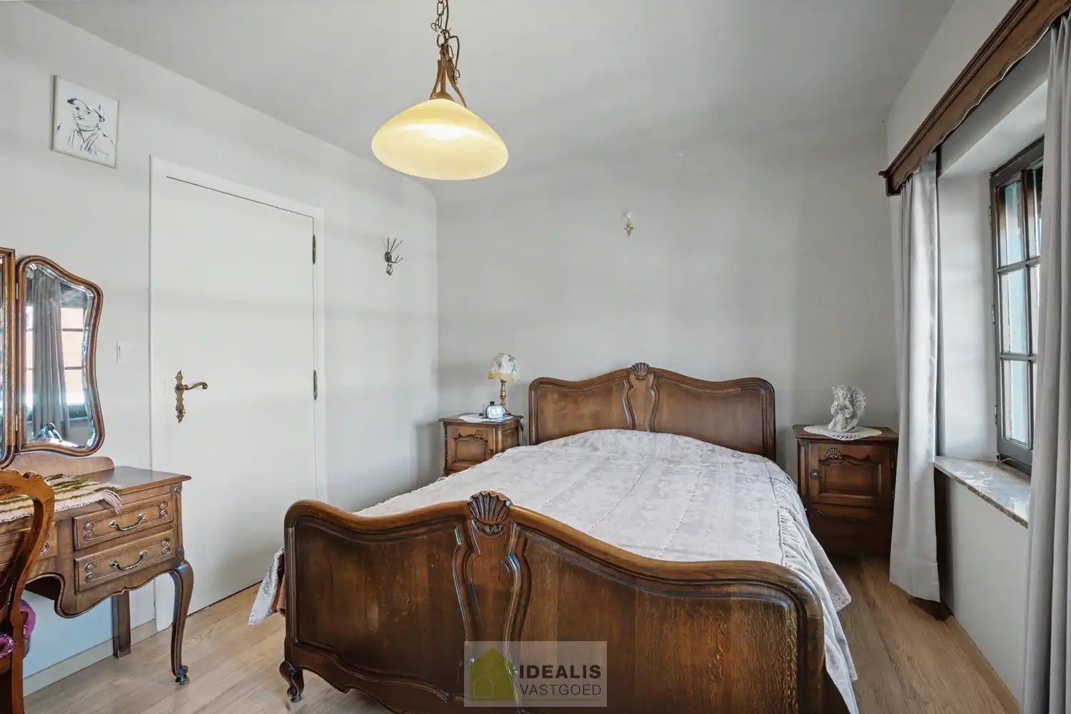 KARAKTERISTIEKE GEZINSWONING OP WANDELAFSTAND VAN HET CENTRUM VAN PEER MET WOONKAMER, GOED UITGERUSTE KEUKEN, BADKAMER, BUREAU, MOGELIJKHEID TOT MAAR LIEFST 4 SLAAPKAMERS EN EEN INPANDIGE GARAGE MET SECTIONALE POORT! - De woning omvat +-204m² bewoonbare oppervlakte en is gelegen op een perceel van +- 9a 46ca (946m²). Zeer geschikt voor kandidaten op zoek naar een centraal gelegen woning met karakter, nog volledig naar smaak op te frissen! foto 12