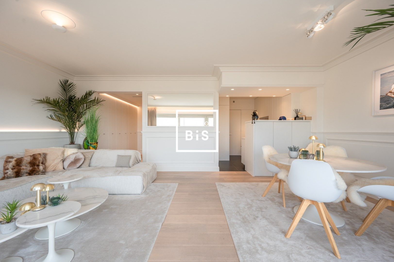 Uitzonderlijk prachtig gemeubeld appartement op de Kustlaan nabij het Albertplein foto {{pictureIndex}}