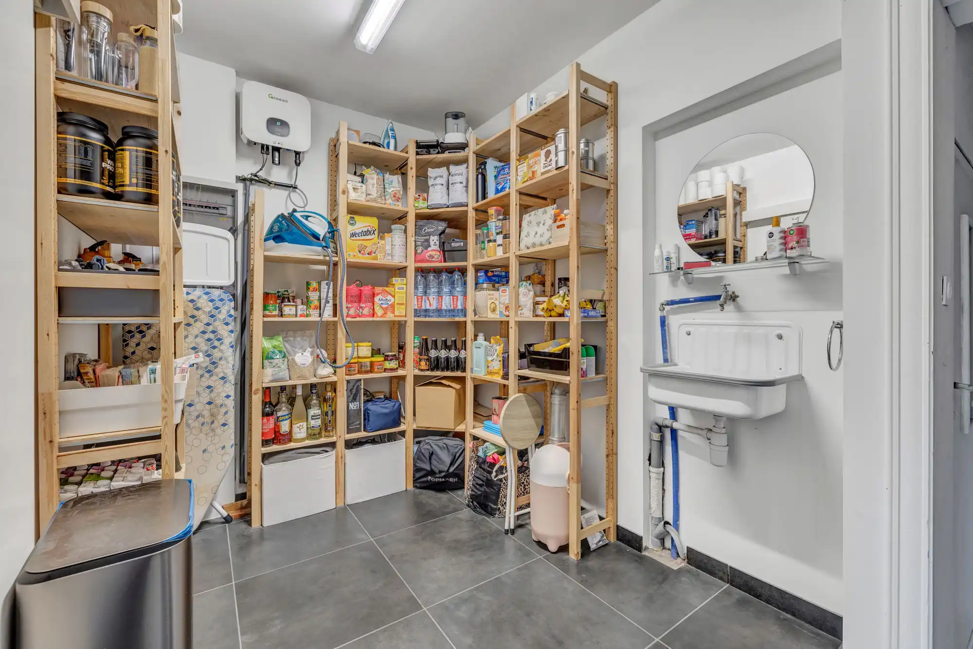 Ruime gerenoveerde gezinswoning met 4 slpks en garage foto 11