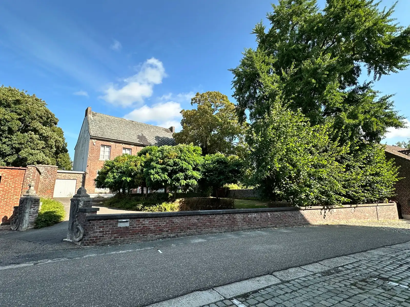 In de schaduw van de kerktoren bevindt zich deze mooie historische idyllische unieke pastorie.   foto 13