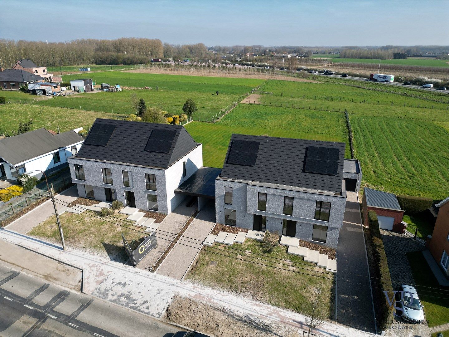Half open bebouwing met afzonderlijke garage foto {{pictureIndex}}