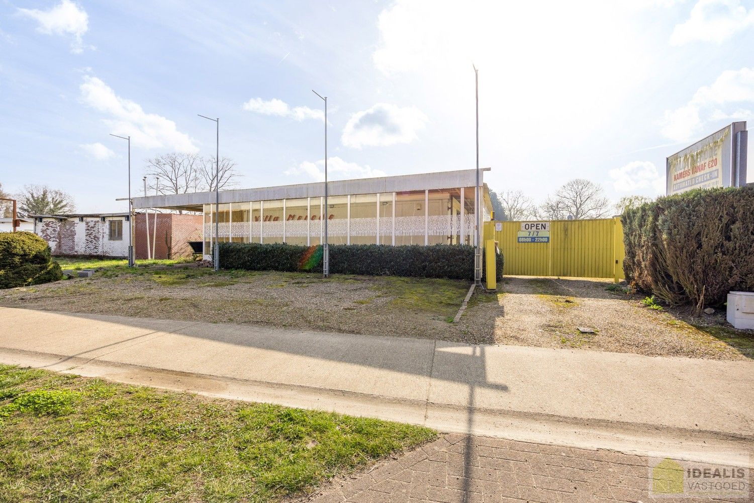 IDEALIS VASTGOED - TE RENOVEREN/AF TE BREKEN HANDELSPAND GELEGEN OP EEN RUIM PERCEEL VAN 12A 23CA! Dit te renoveren/af te breken handelspand omvat maar liefst +-350m² netto oppervlakte op een perceel van 12a23ca. Een unieke kans voor kandidaten op zoek naar een renovatieproject/grond op een hele fijne locatie dicht bij de centra van Oudsbergen, Bree en Peer! foto 4