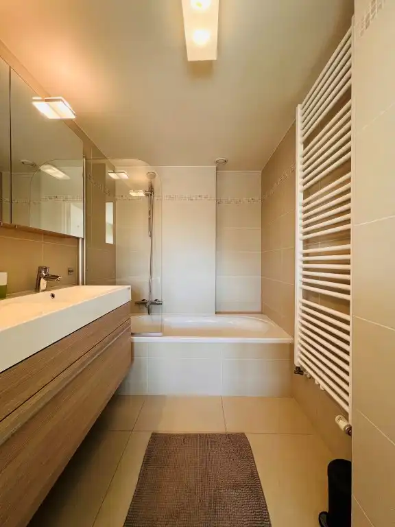 Luxueus appartement met breed terras en zijdelings zeezicht foto 22