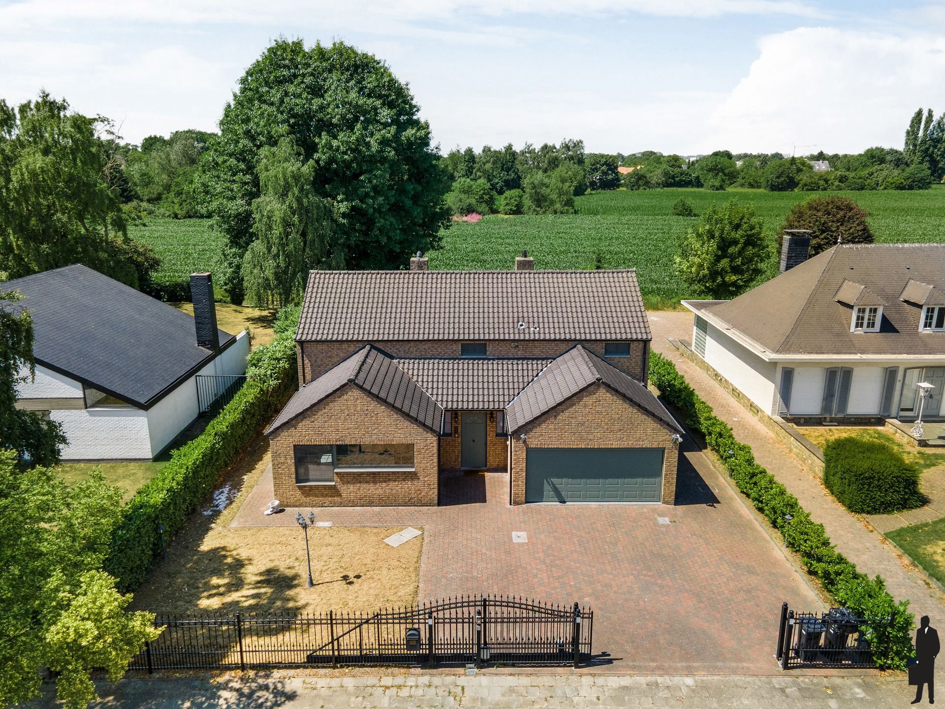 Exclusieve, gerenoveerde villa in rustige buurt foto {{pictureIndex}}