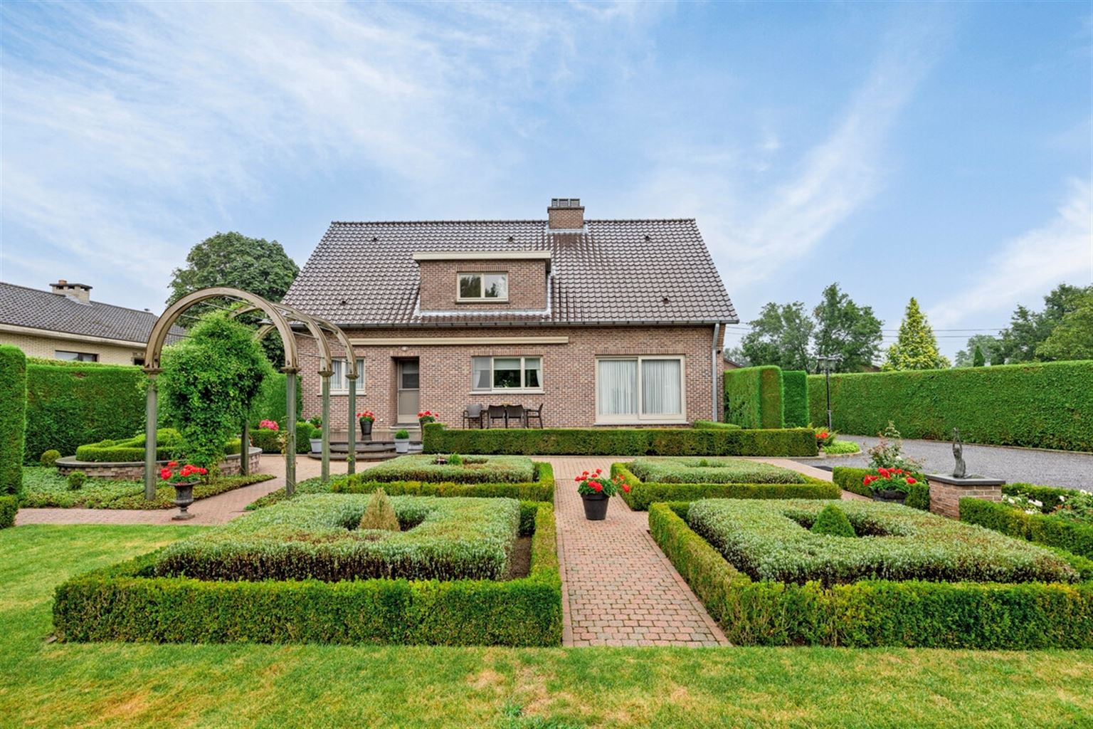 Vrijstaande villa op een uitzonderlijk perceel van 34a86ca met 4 slaapkamers, garage, riante tuin en ruime opslagplaats, gelegen nabij het centrum van Maaseik. foto 37