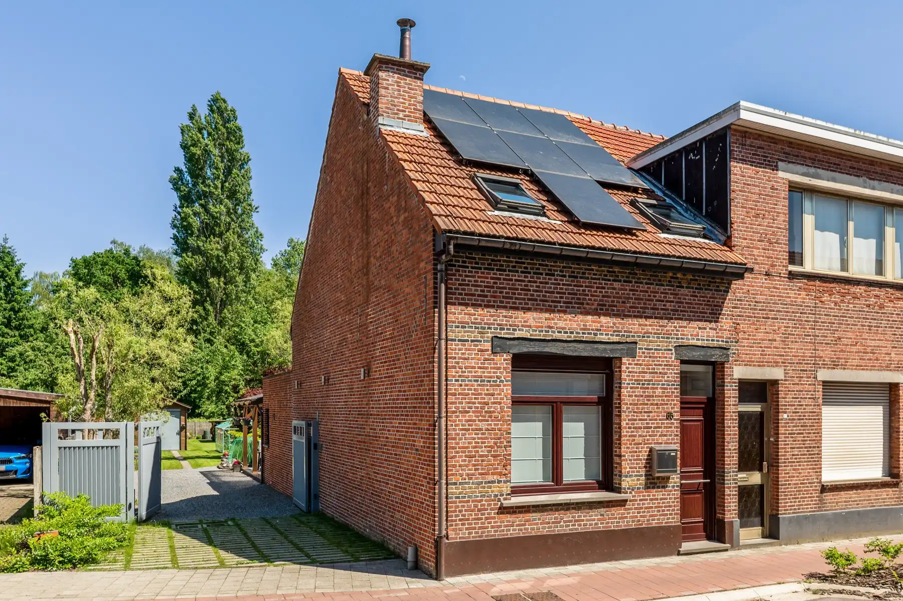 Hoofdfoto van de publicatie: Centraal en strategisch gelegen halfopen woning