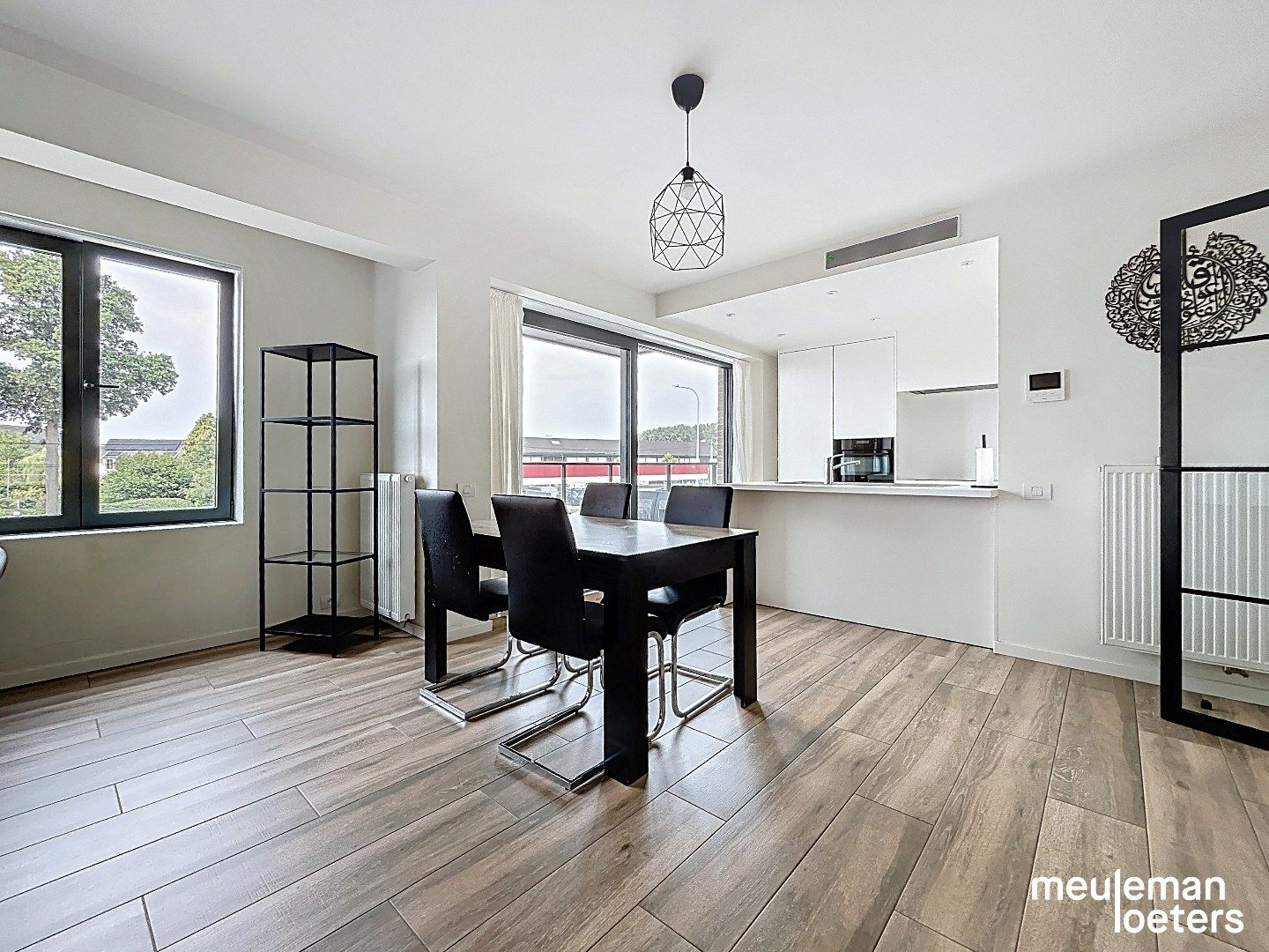 Lichtrijk appartement met terras en autostaanplaats foto 4