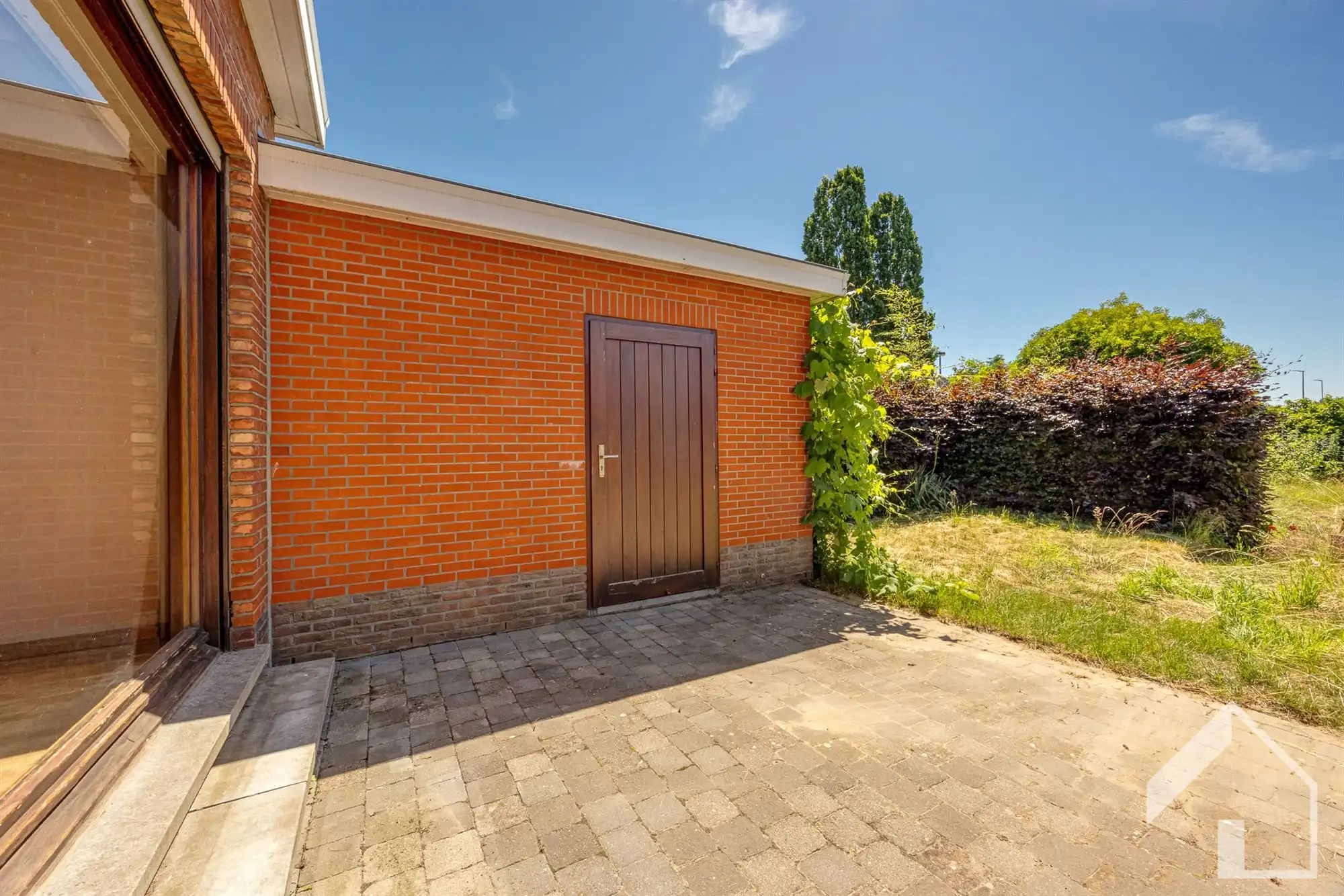 Ruime te renoveren gezinswoning met veel potentieel foto 23