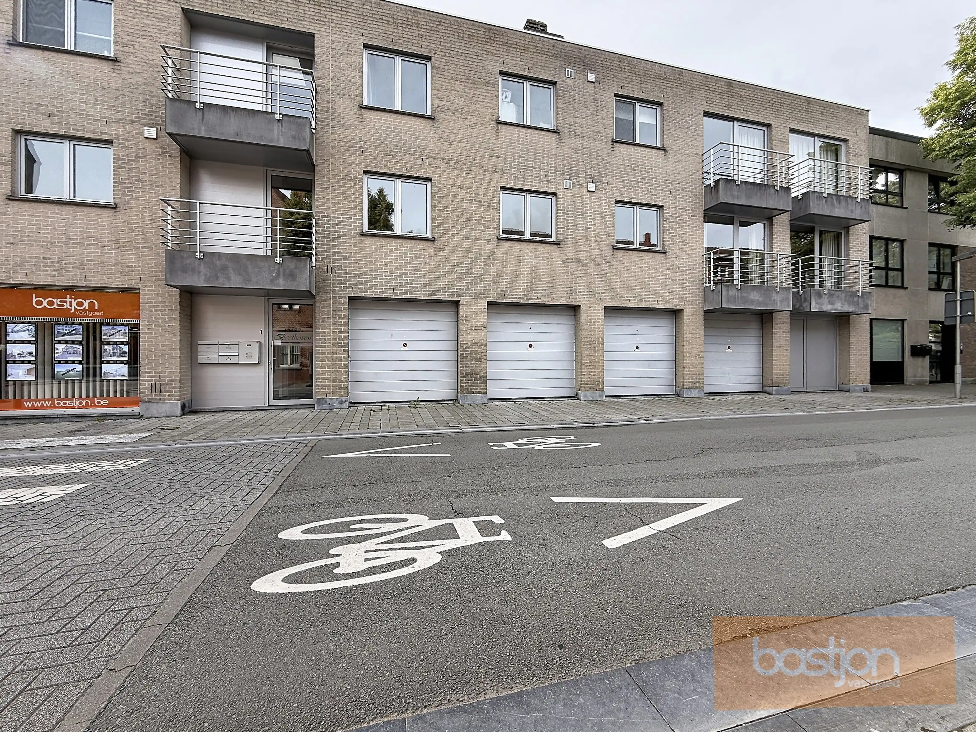 Lichtrijk appartement met terras en garage op Markeplaats foto {{pictureIndex}}