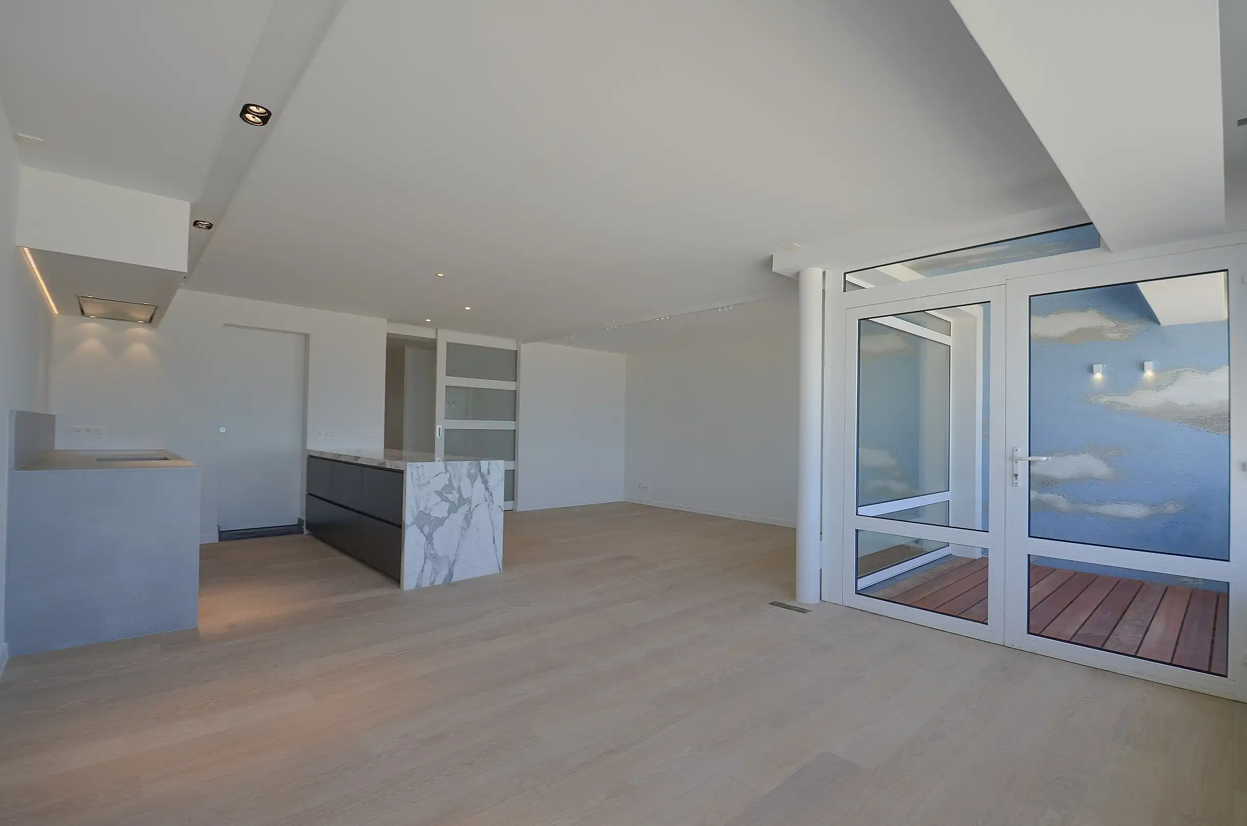 Exclusief – Stijlvol volledig gerenoveerd appartement met frontaal zeezicht. foto 3
