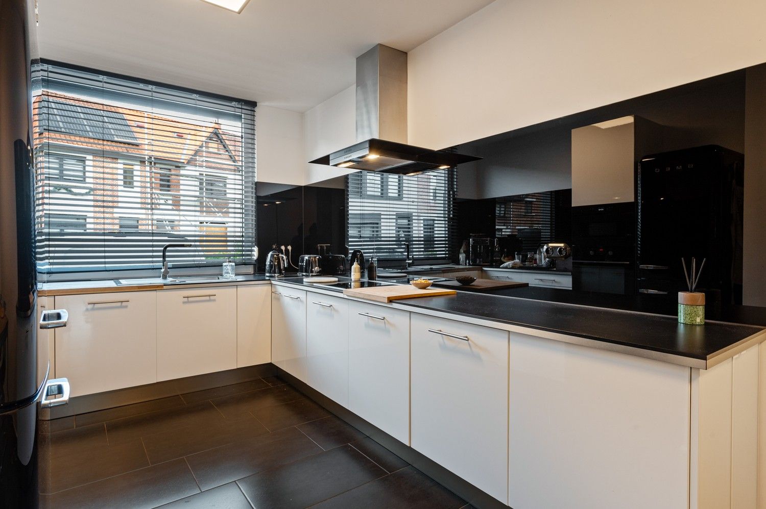 Instapklare woning met 4 slaapkamers, garage en tuin te Berchem! foto 8