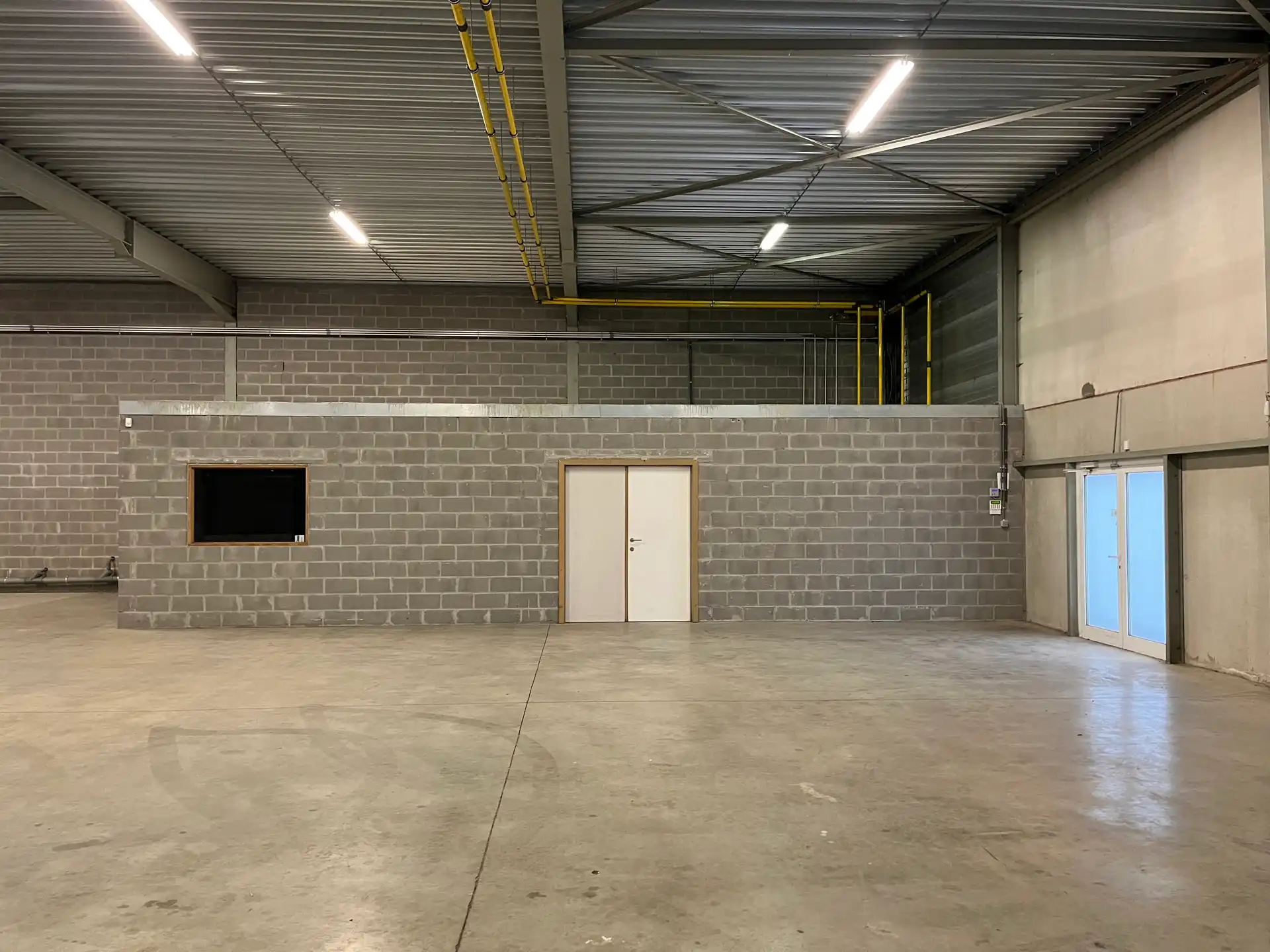 Magazijn  van 450m² te huur foto 2