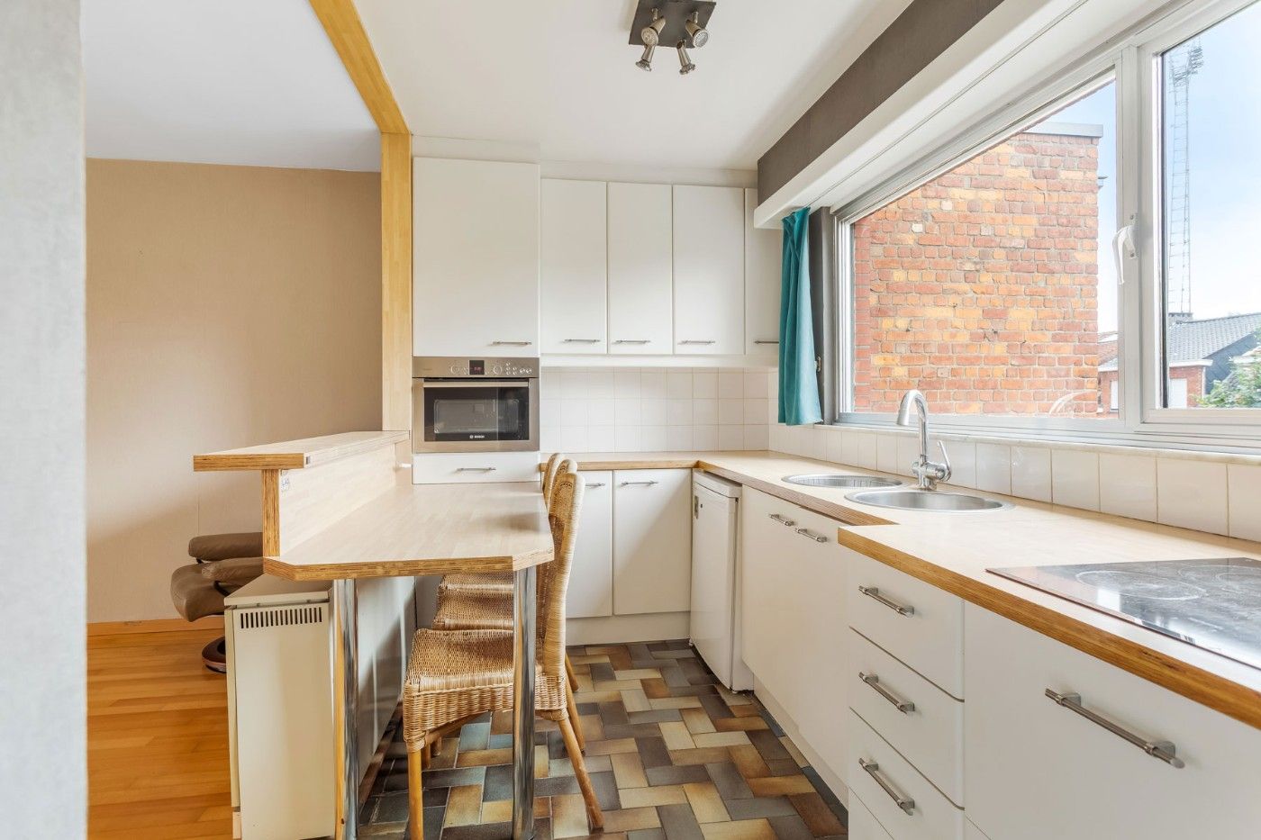 Centraal gelegen, op te frissen woning met 2 à 3 slpk., inpandige garage en tuin foto 8