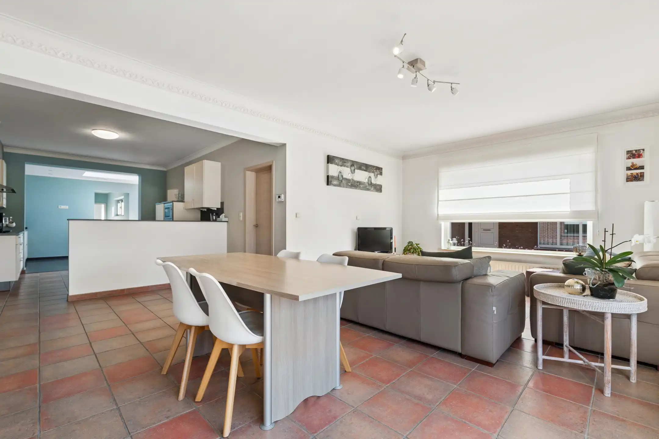 Ruime, deels gerenoveerde 3-gevelwoning met 3 slks en tuin foto 4
