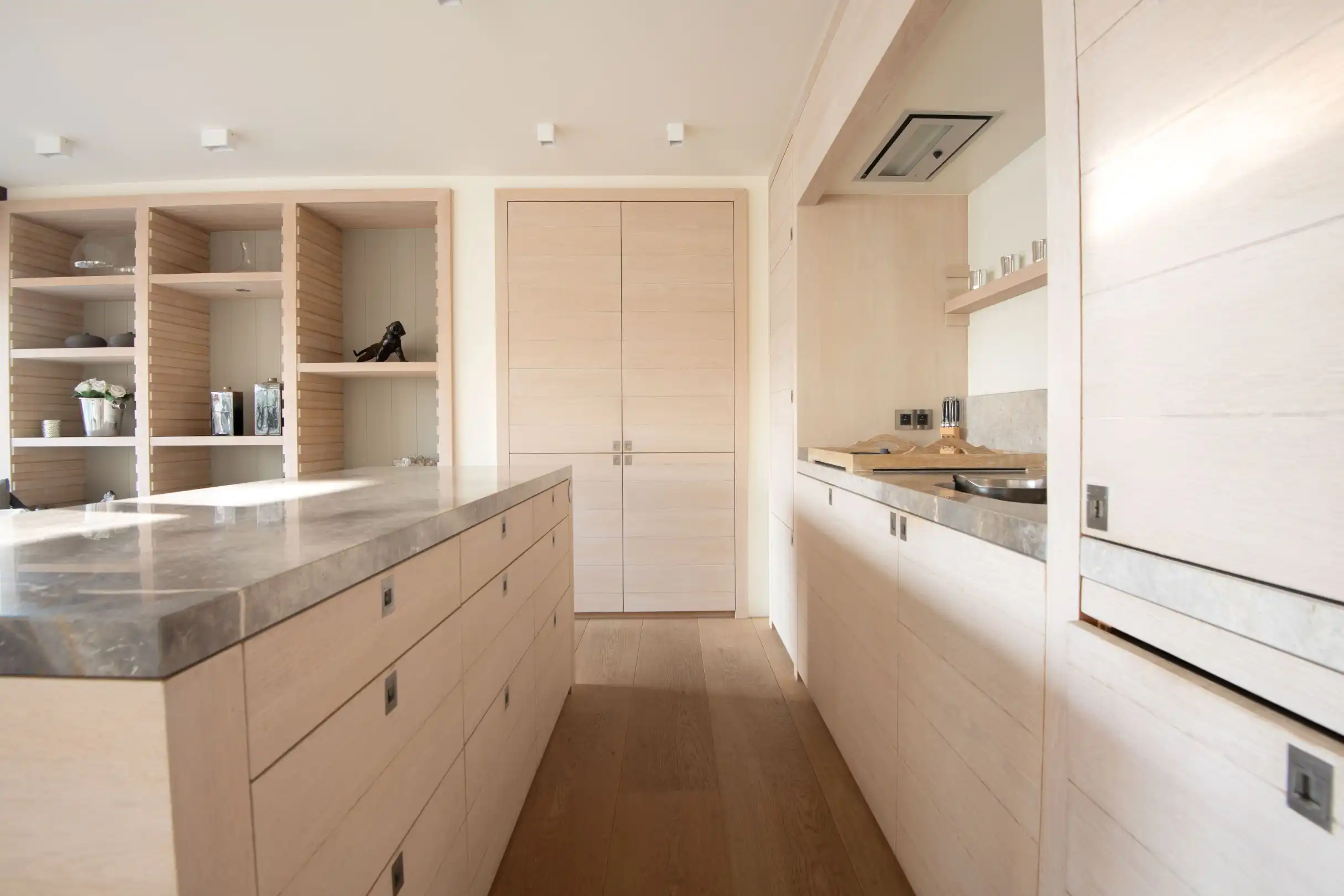 Mooi afgewerkt, gemeubeld zuidgericht app. met open zicht gelegen op de Kustlaan aan het Driehoeksplein incl. ruime box in het Yzerpark.  foto 8