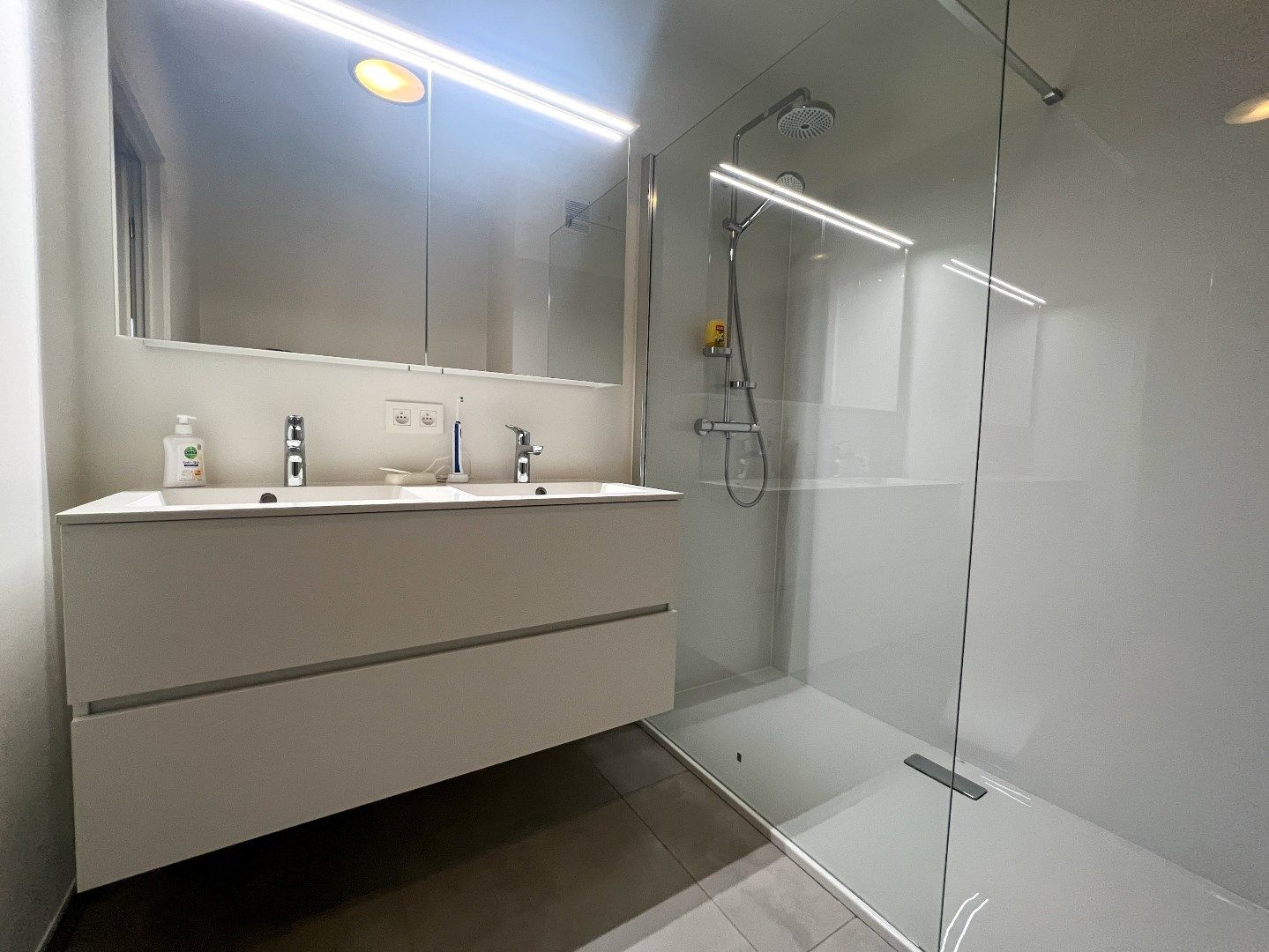 Bemeubeld appartement met zonnig terras goed gelegen in de Van Bunnenlaan. foto 14