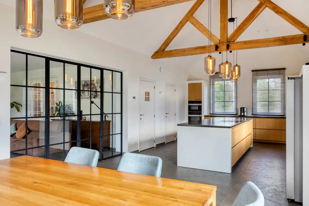 Ruim ingedeelde en kwalitatief afgewerkte villa op een mooi perceel met naastgelegen bouwgrond. foto 6