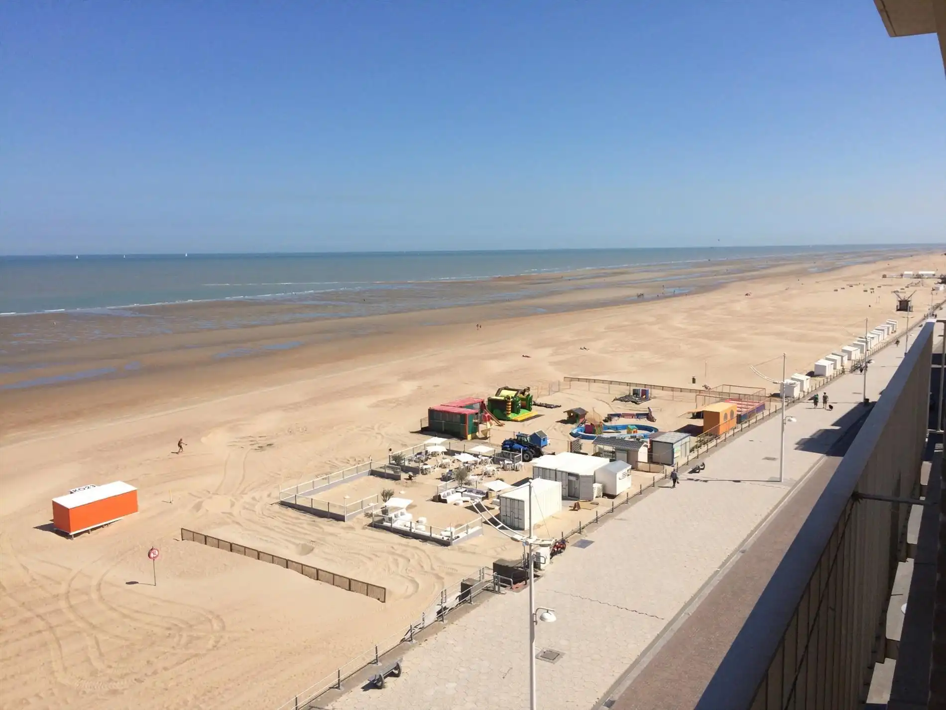 Studio met slaaphoek te huur op jaarbasis op de zeedijk te Koksijde foto 2