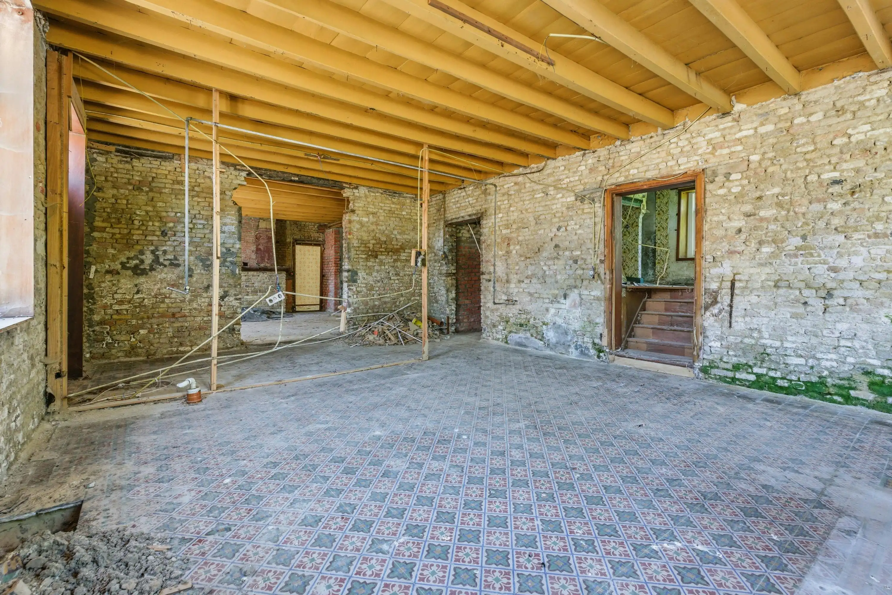 Karaktervolle renovatiewoning met veel potentieel in Beauvoorde. foto 4