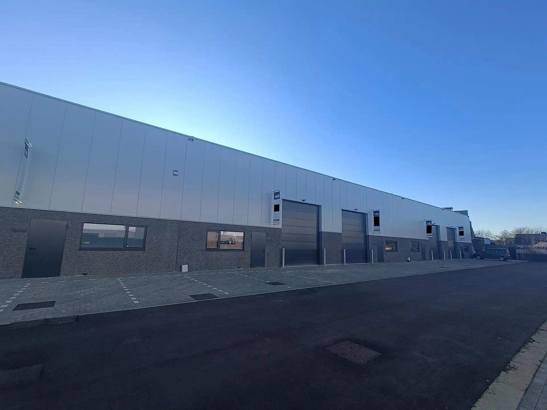 Nieuwbouw KMO-unit van 375 m² te huur te Brecht foto {{pictureIndex}}