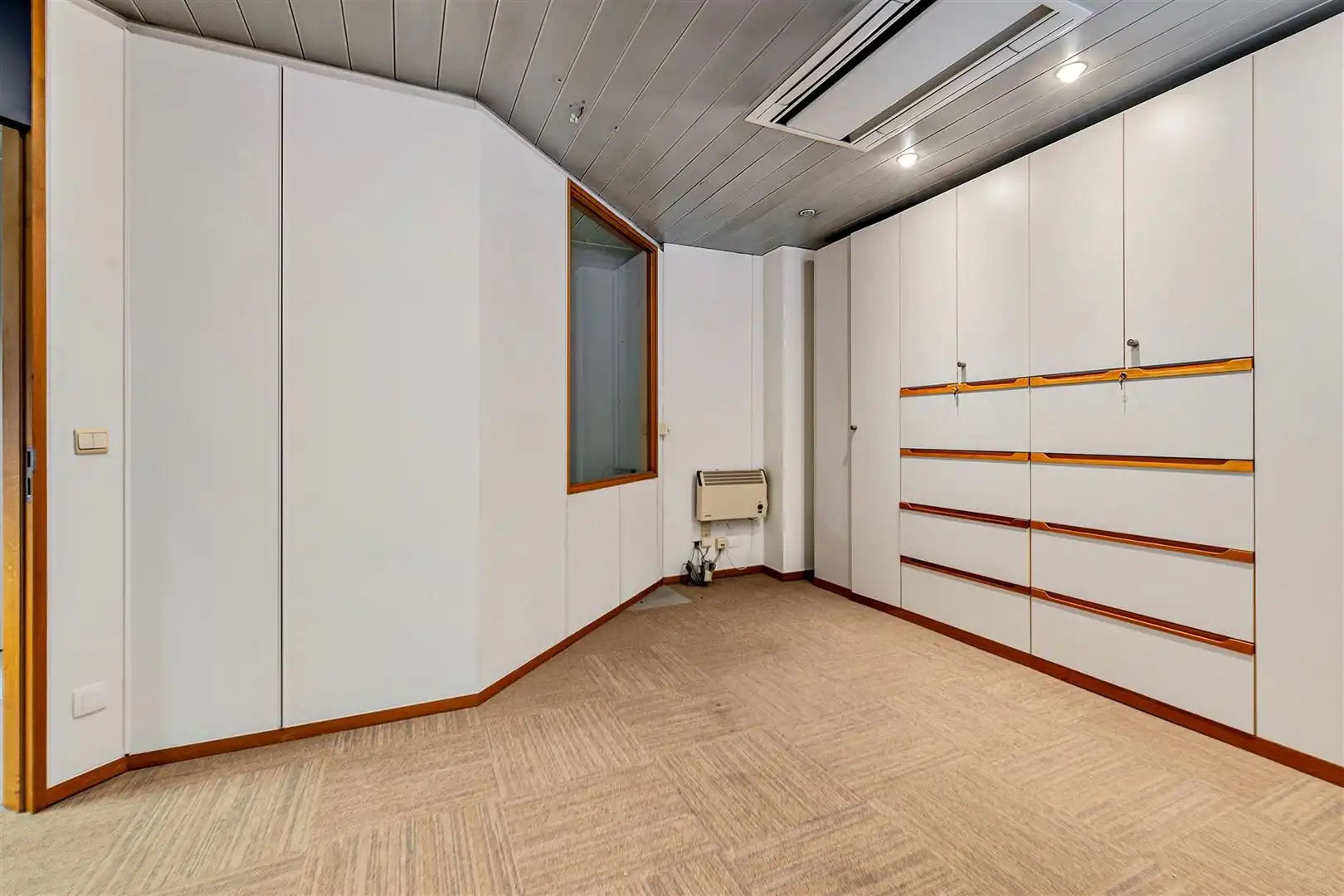 Centraal gelegen zeer ruim commercieel pand met 5 parkeerplaatsen foto 7