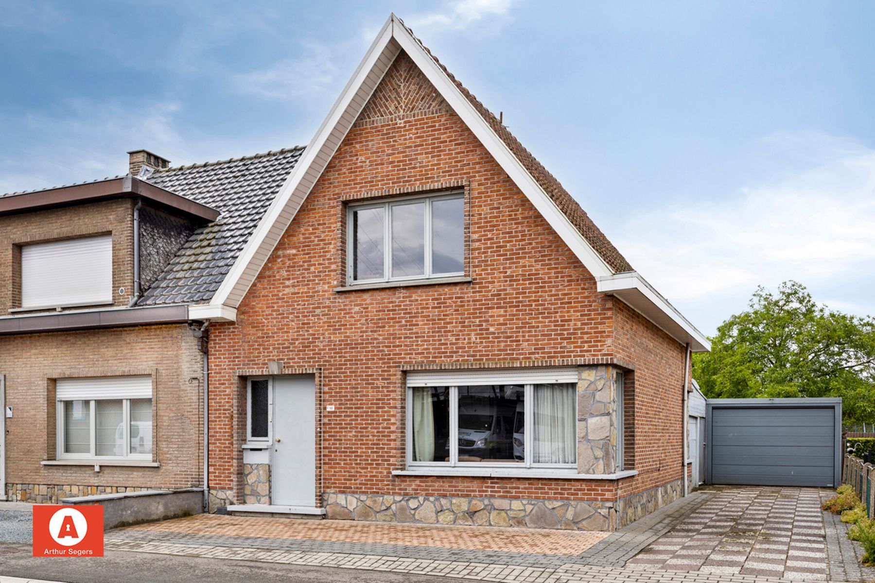 Hoofdfoto van de publicatie: Half-open bebouwing mét ruime garage en tuin in Opdorp.