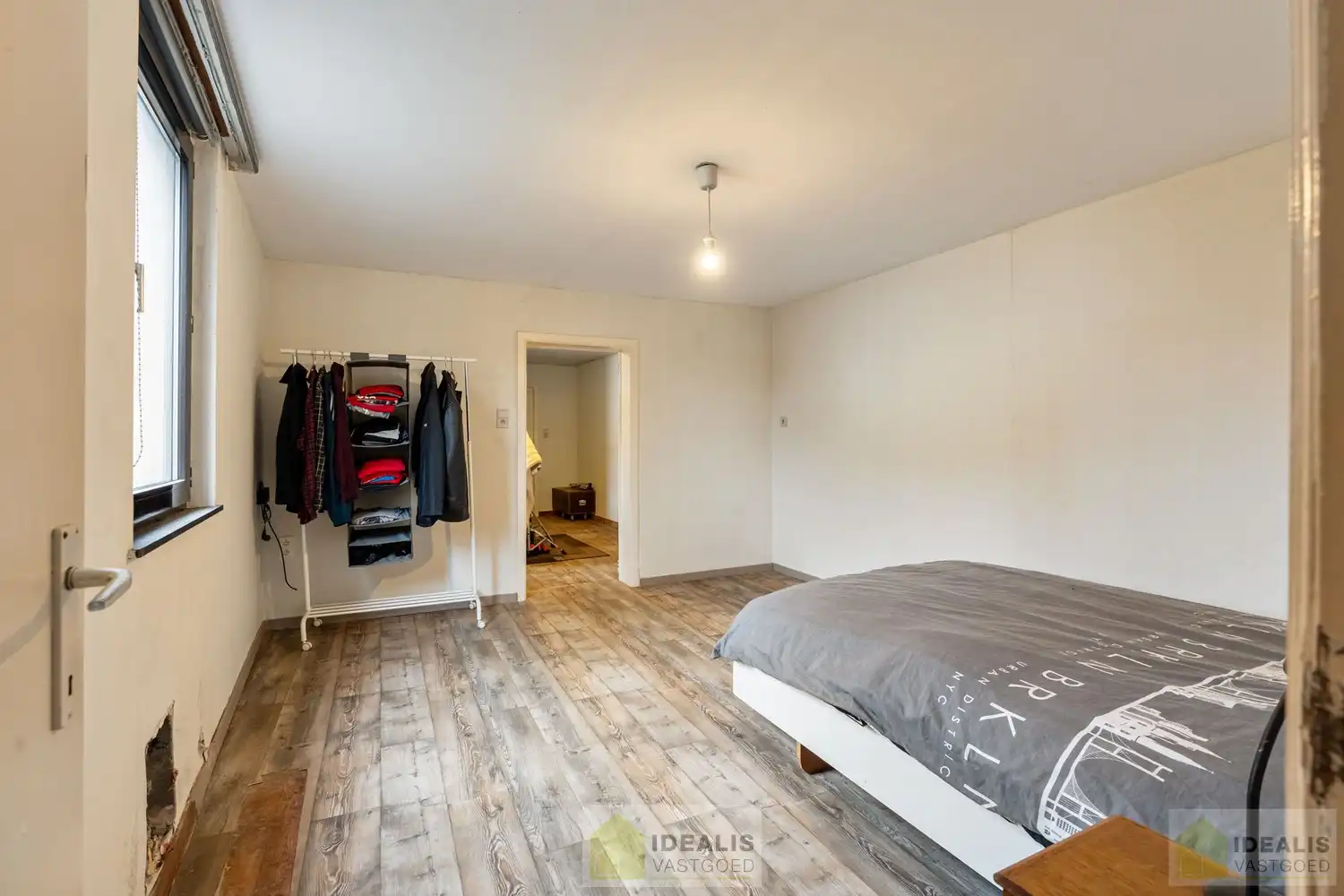 IDEALIS VASTGOED – CHARMANTE EENGEZINSWONING TE WIJCHMAAL, PEER! Deze woning omvat ca. 102m² bewoonbare oppervlakte op een perceel van 2a24ca met op het gelijkvloers inkomhal, bureau, woonkamer, keuken, toilet en berging. Op de verdieping 2 slaapkamers, dressing (mogelijkheid tot 3de slaapkamer in dressing) en badkamer. Uiterst geschikt voor kandidaten op zoek naar een betaalbare woning. foto 10