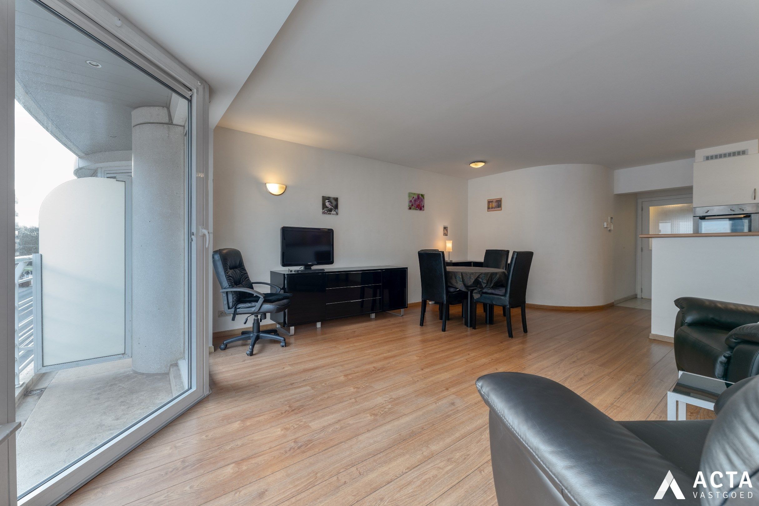 Instapklaar twee slaapkamer appartement nabij de zeedijk van Oostende foto 5