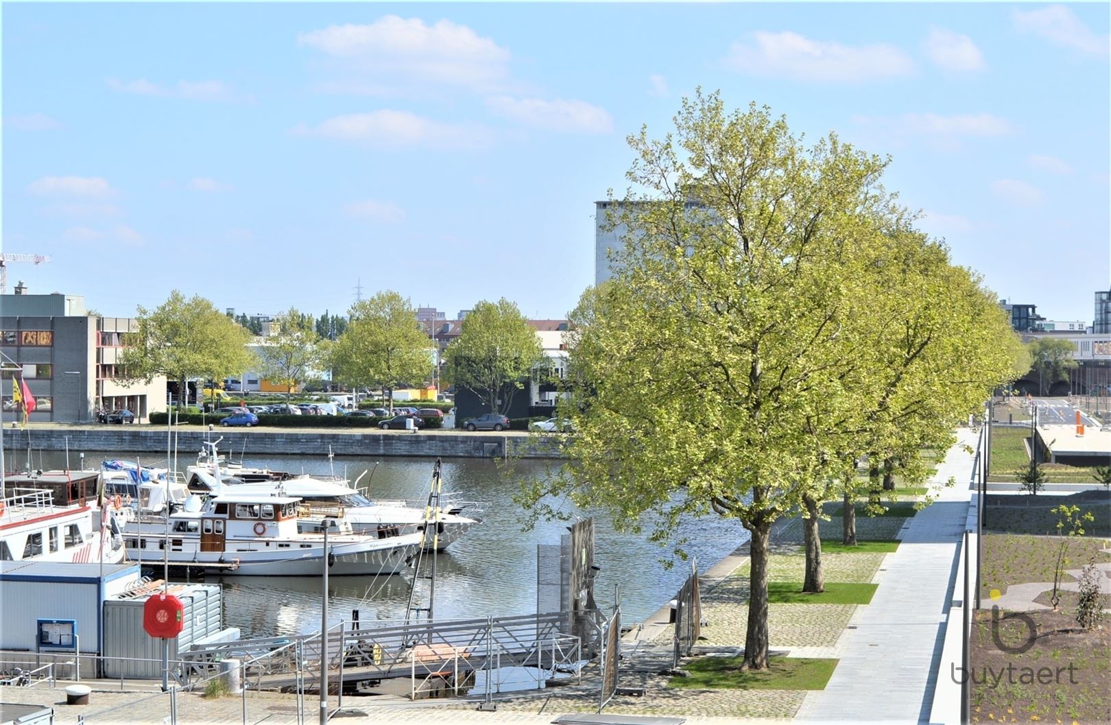 Luxe 3 slpk appartement met een gigantisch terras met zicht op het Kempisch dok. foto 24