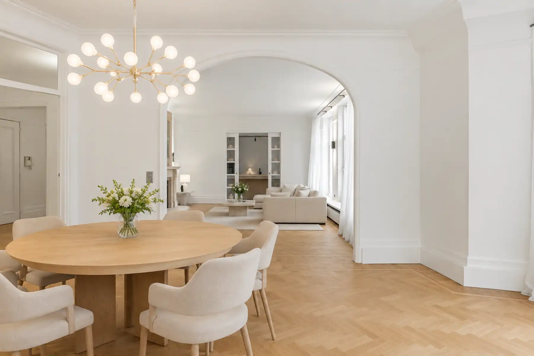 Luxueus gerenoveerd 2 slpk appartement in Art Deco-gebouw foto {{pictureIndex}}